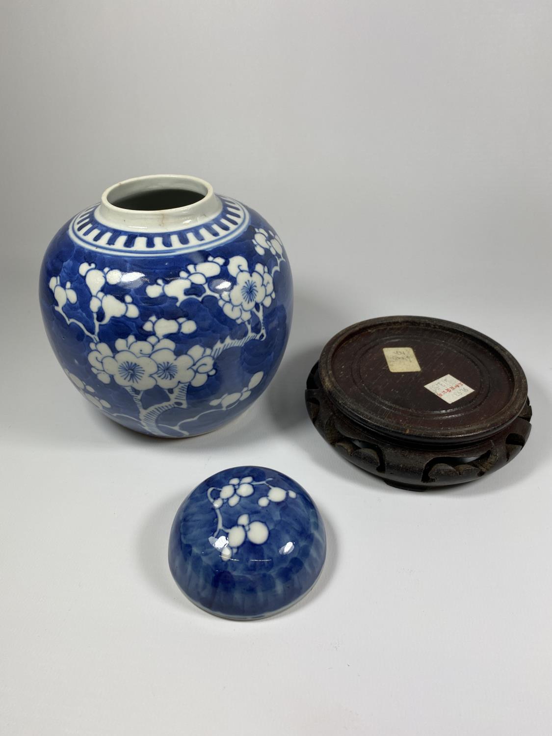 A LATE 19TH CENTURY CHINESE PORCELAIN PRUNUS BLOSSOM PATTERN GINGER JAR ON WOODEN BASE, DOUBLE - Image 2 of 7