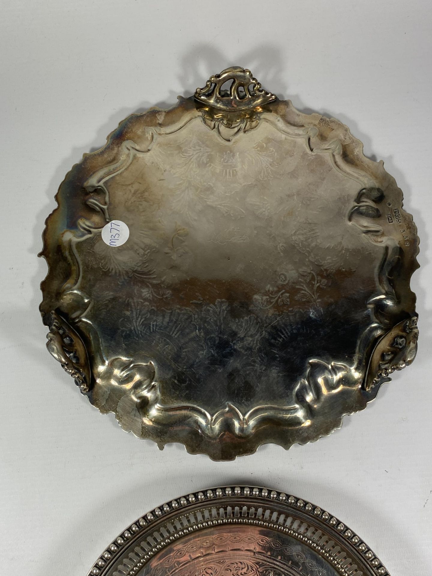 TWO VINTAGE SILVER PLATED DISHES / SALVERS TO INCLUDE GRAPEVINE DESIGN EXAMPLE - Image 5 of 6