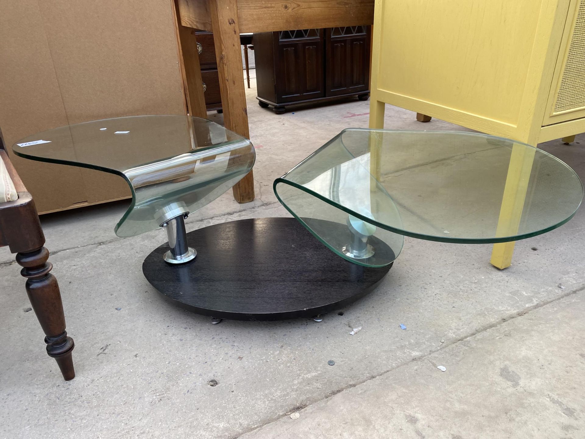 A 1970'S GLASS SWING COFFEE TABLE ON OVAL EBONISED BASE, ENCLOSING CHAIN MECHANISM - Image 4 of 5