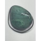 A MARKED 925 SILVER BROOCH WITH A LARGE GREEN EILAT STONE IN A PRESENTATION BOX