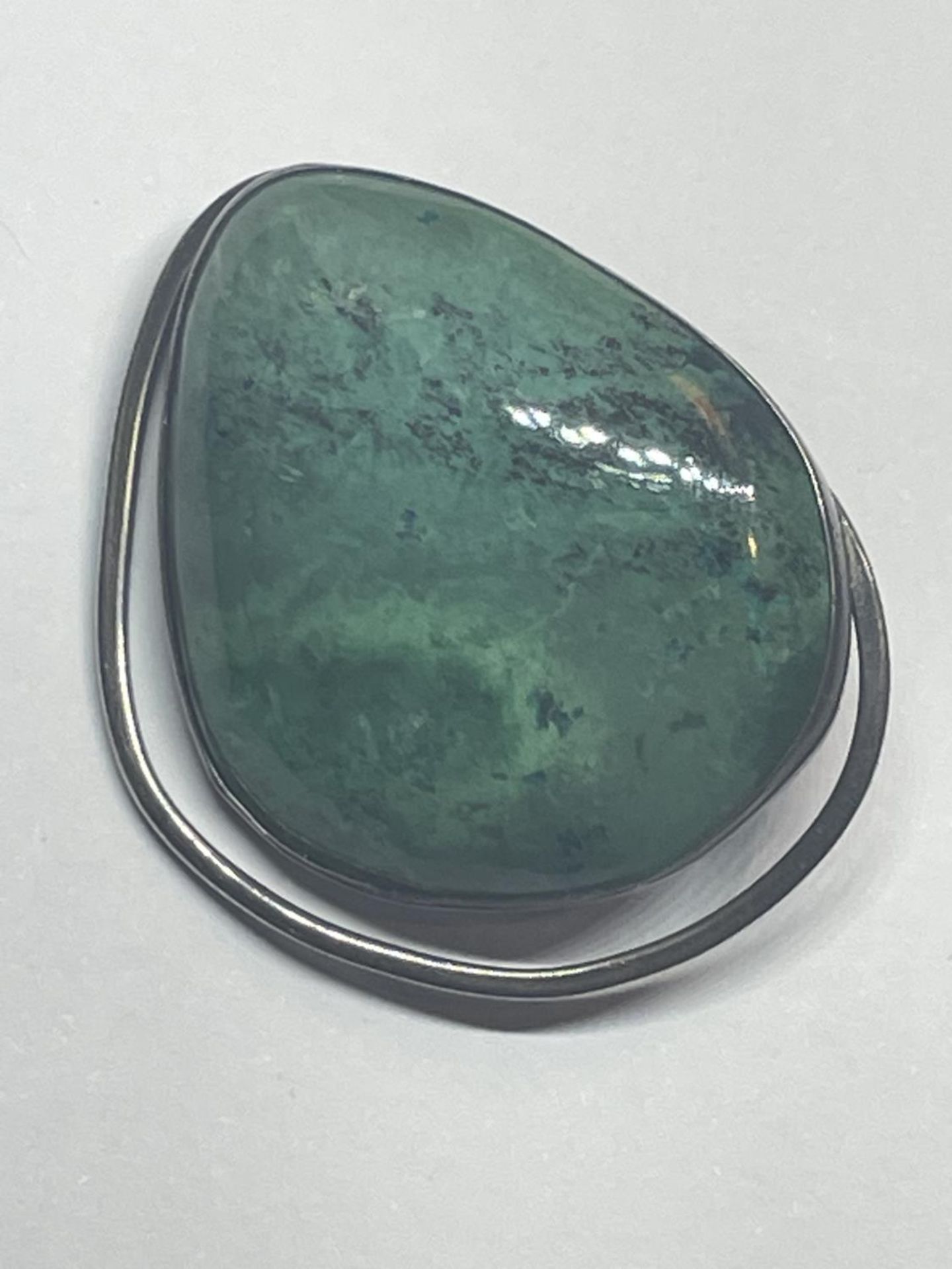 A MARKED 925 SILVER BROOCH WITH A LARGE GREEN EILAT STONE IN A PRESENTATION BOX