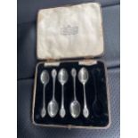 FIVE HALLMARKED SHEFFIELD SILVER 1929 TEASPOONS IN A PRESENTATION BOX