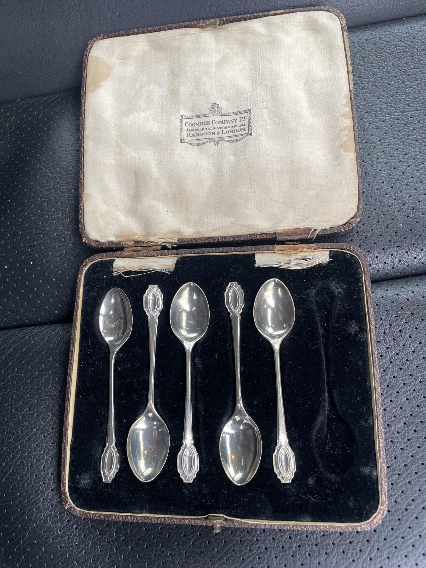 FIVE HALLMARKED SHEFFIELD SILVER 1929 TEASPOONS IN A PRESENTATION BOX