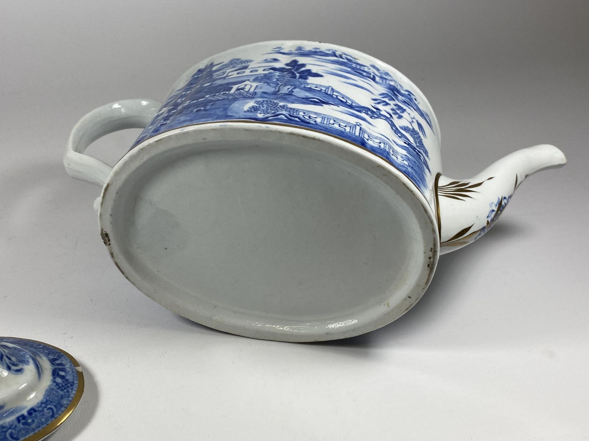 A 19TH CENTURY CHINESE QING EXPORT PORCELAIN CANTON BLUE & WHITE TEAPOT, HEIGHT 14CM - Image 5 of 5