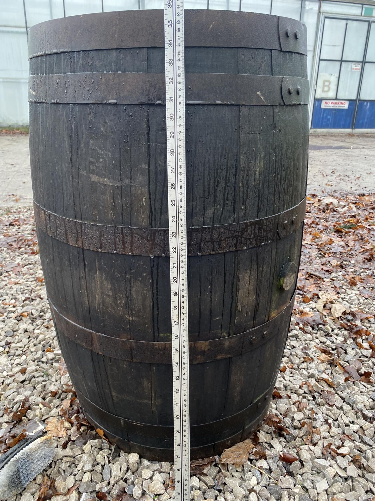 A VINTAGE OAK WHISKY BARREL WITH METAL BANDING (HEIGHT 90 CM) - Image 3 of 4