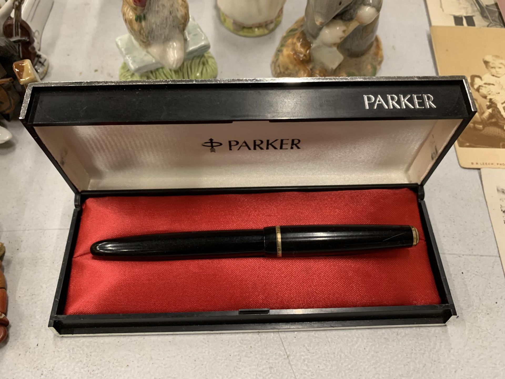 A VINTAGE PARKER PEN WITH 14K NIB BOXED