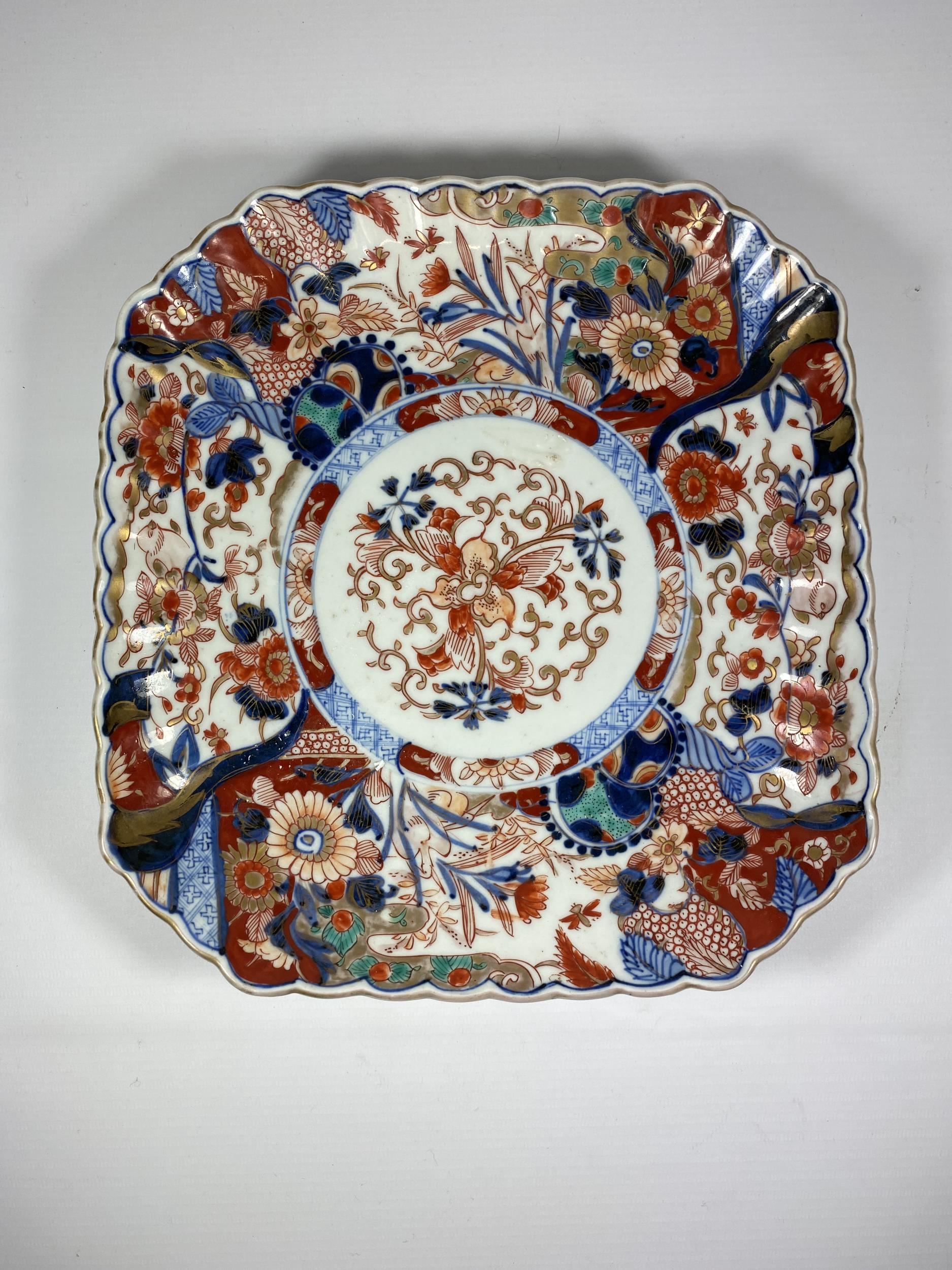 AN UNUSUAL SQUARE FORM JAPANESE MEIJI PERIOD (1868-1912) IMARI HAND PAINTED CHARGER 27.5CM