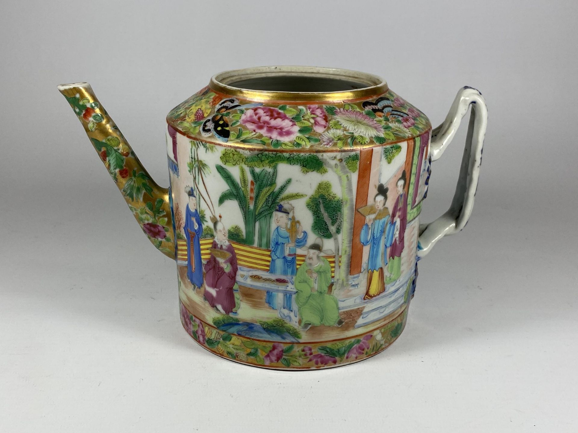 A 19TH CENTURY CHINESE CANTON FAMILLE ROSE TEAPOT, HEIGHT 14CM