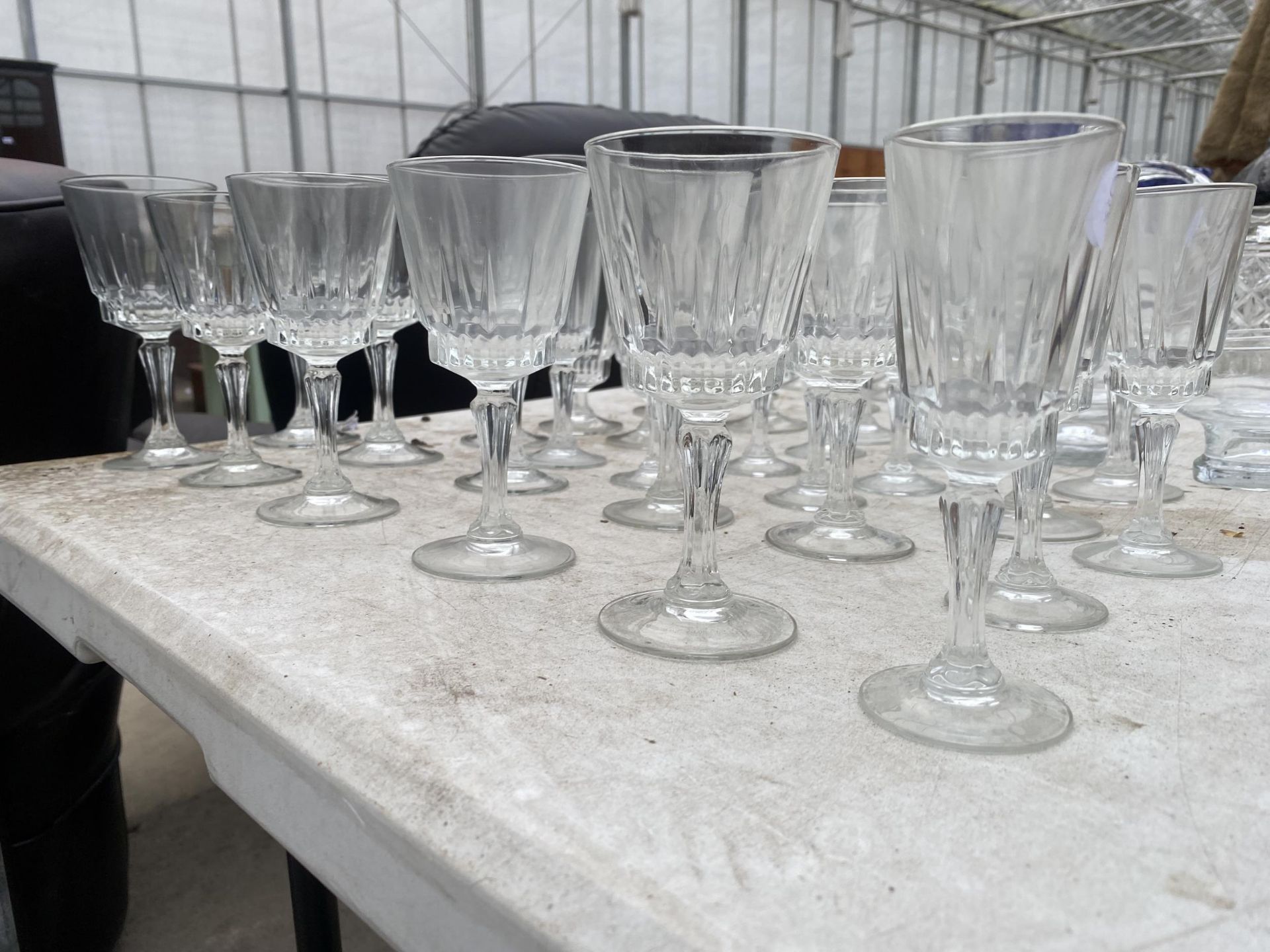 A LARGE ASSORTMENT OF GLASS WARE TO INCLUDE WINE GLASSES AND CHAMPAGNE FLUTES ETC - Image 2 of 2