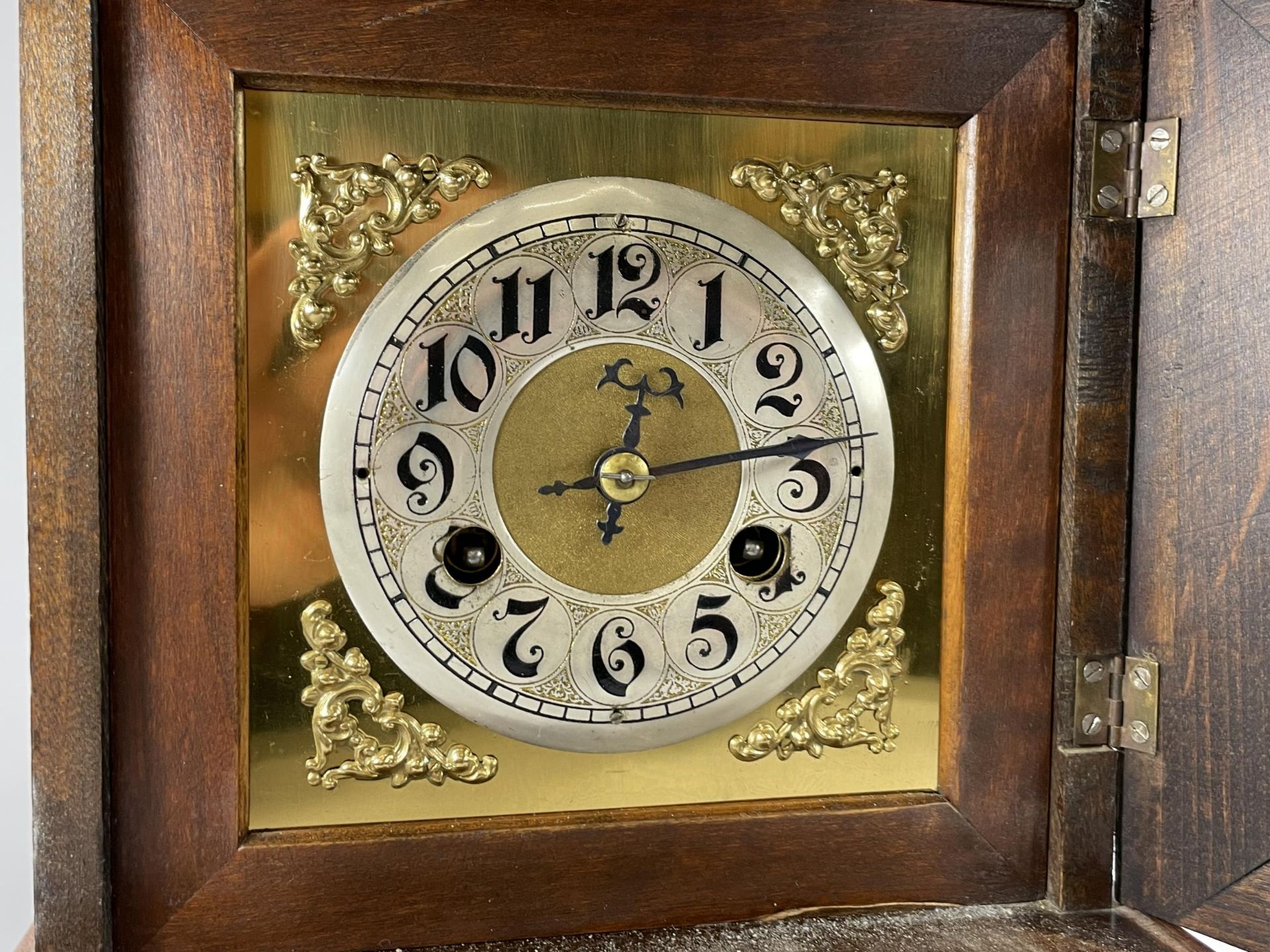 A VINTAGE JUNGHANS GERMAN MAHOGANY CASED MANTLE CLOCK WITH PENDULUM, HEIGHT 38CM - Bild 2 aus 5