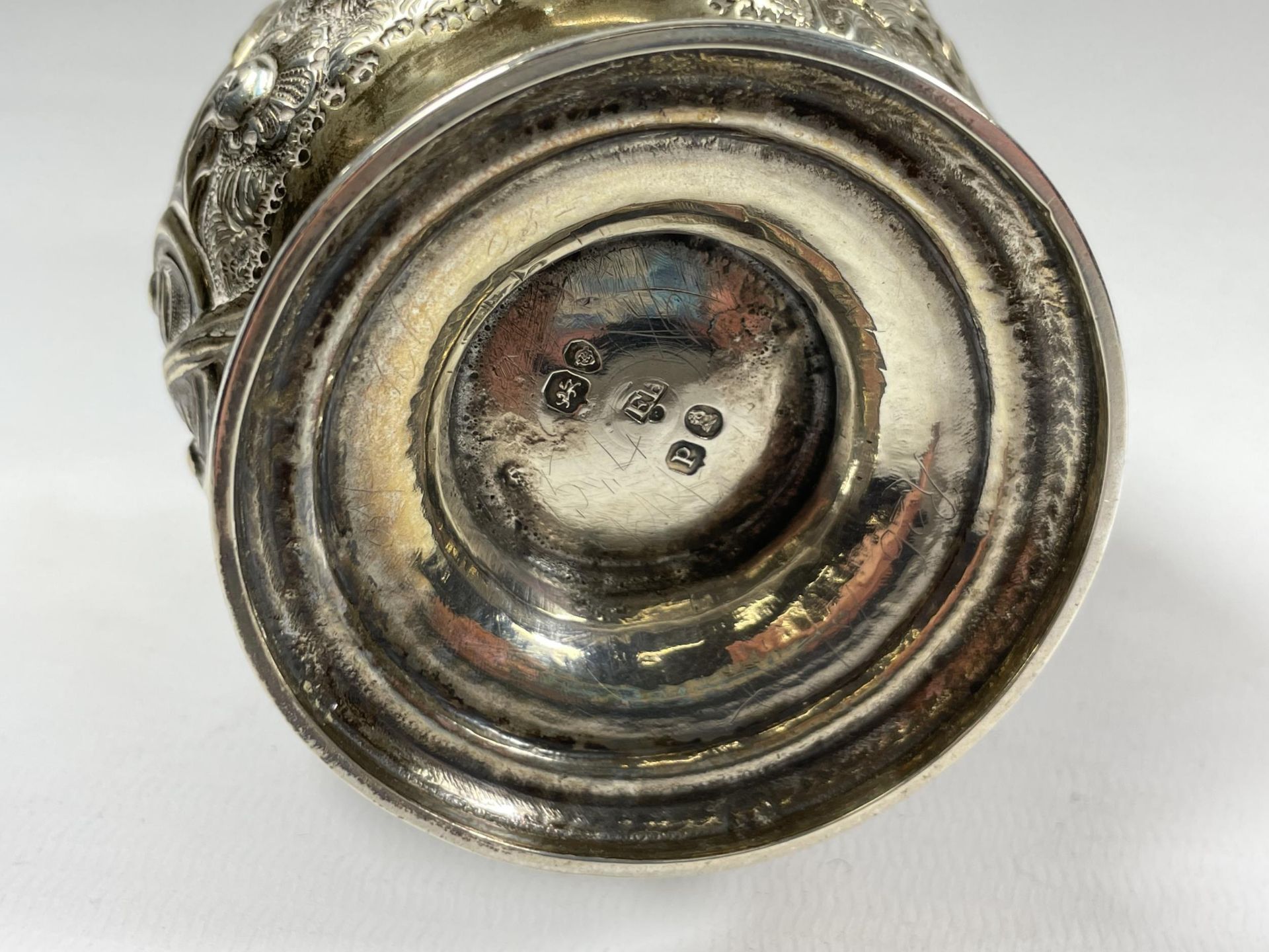 A GEORGE IV SILVER CHRISTENING MUG, HALLMARKS FOR LONDON 1830, MAKERS MARK 'E.H', HEIGHT 10CM, - Image 3 of 3