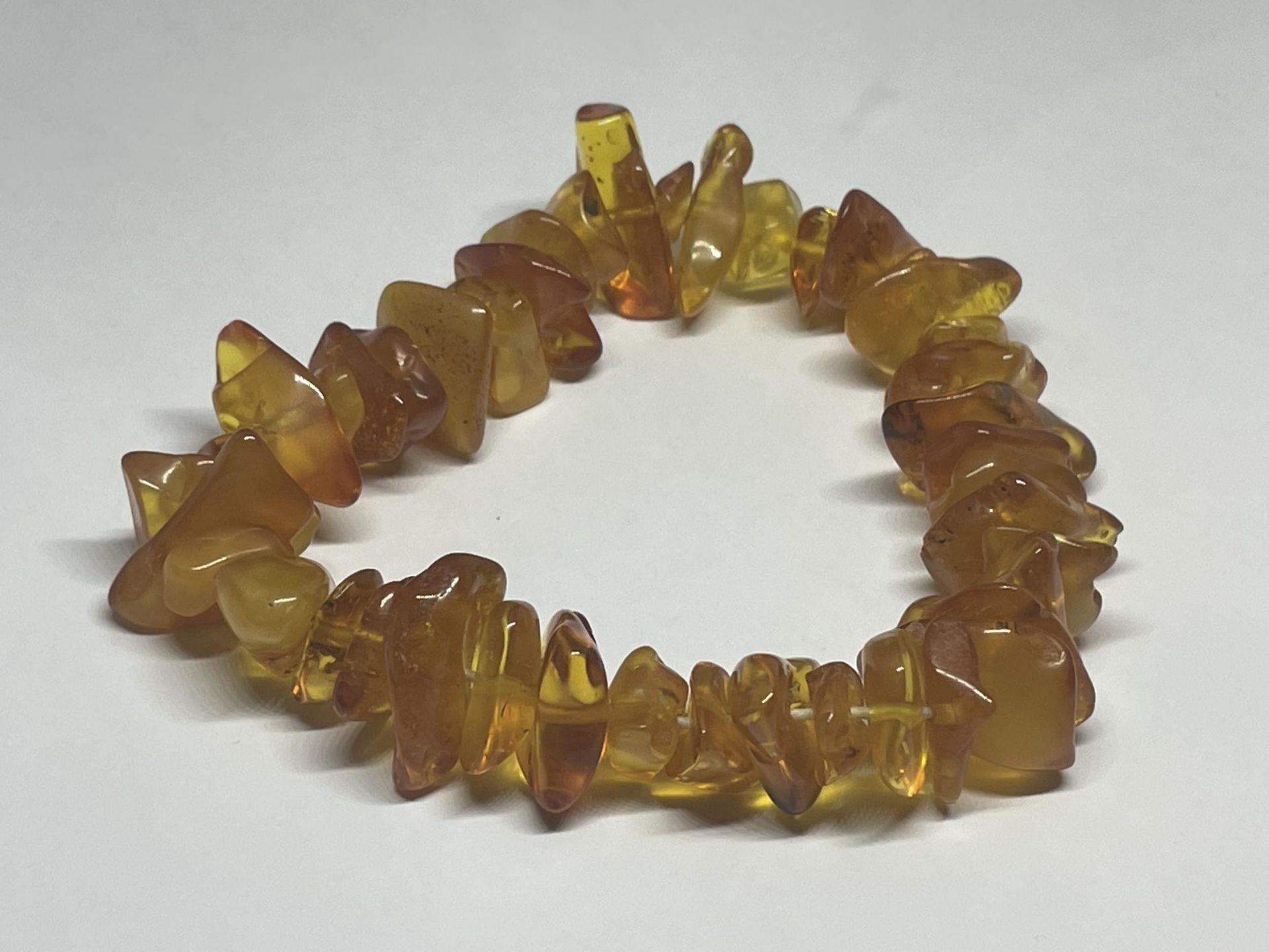 AN AMBER BRACELET WITH VARIOUS SHAPED STONES - Image 2 of 3