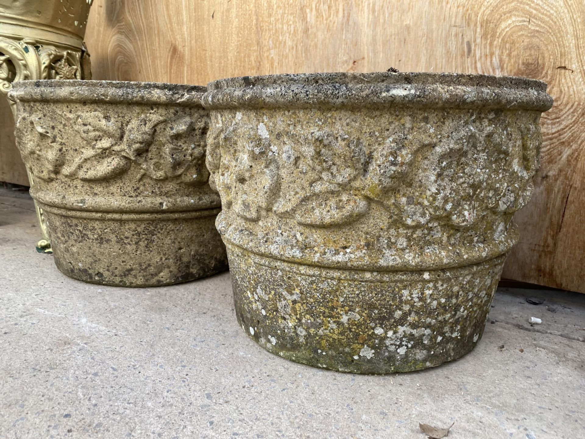 A PAIR OF RECONSTITUTED STONE PLANTERS (H:30CM) - Image 4 of 4