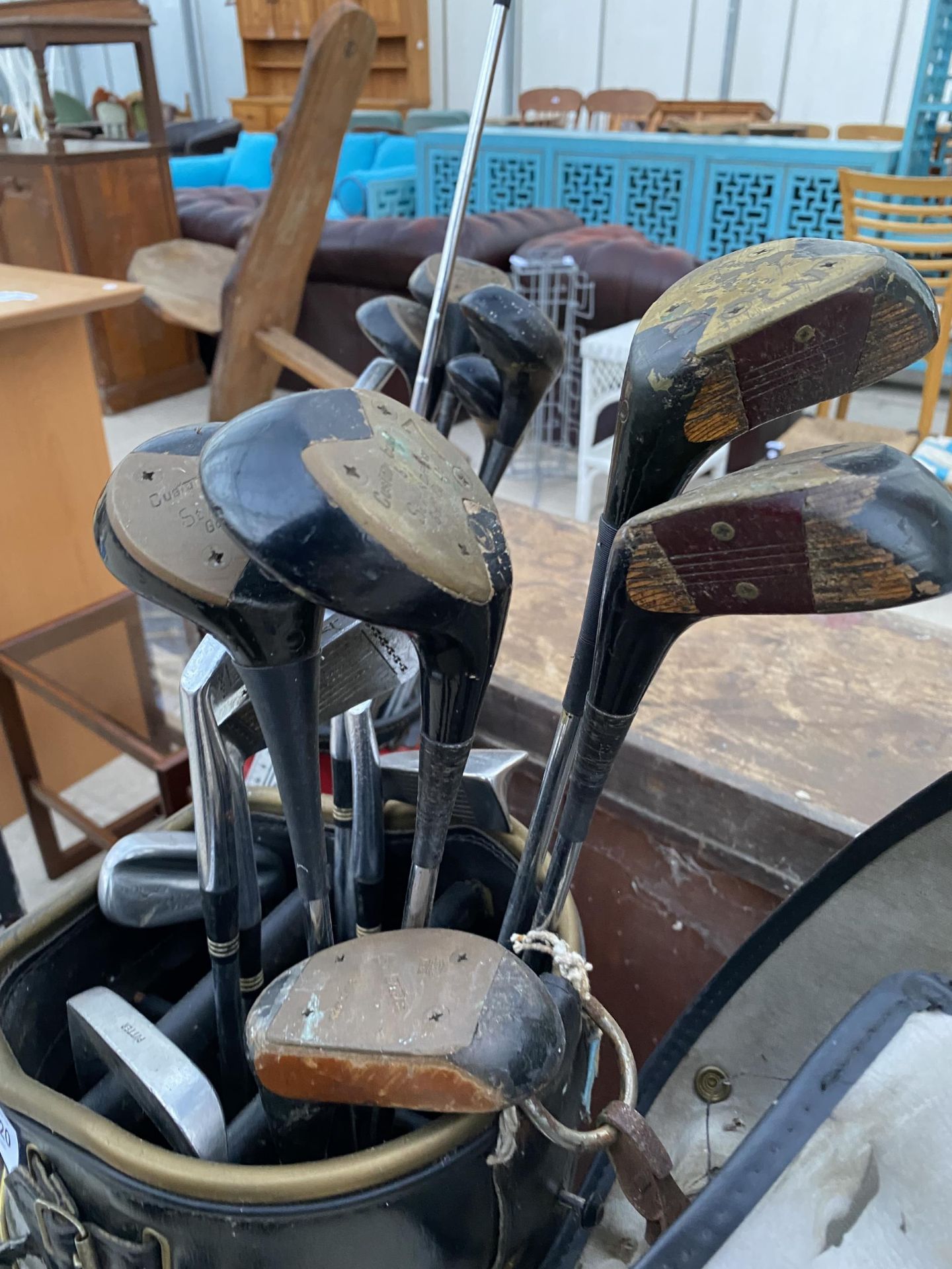 TWO VINTAGE GOLF BAGS AND AN ASSORTMENT OF VINTAGE GOLF CLUBS - Image 5 of 5