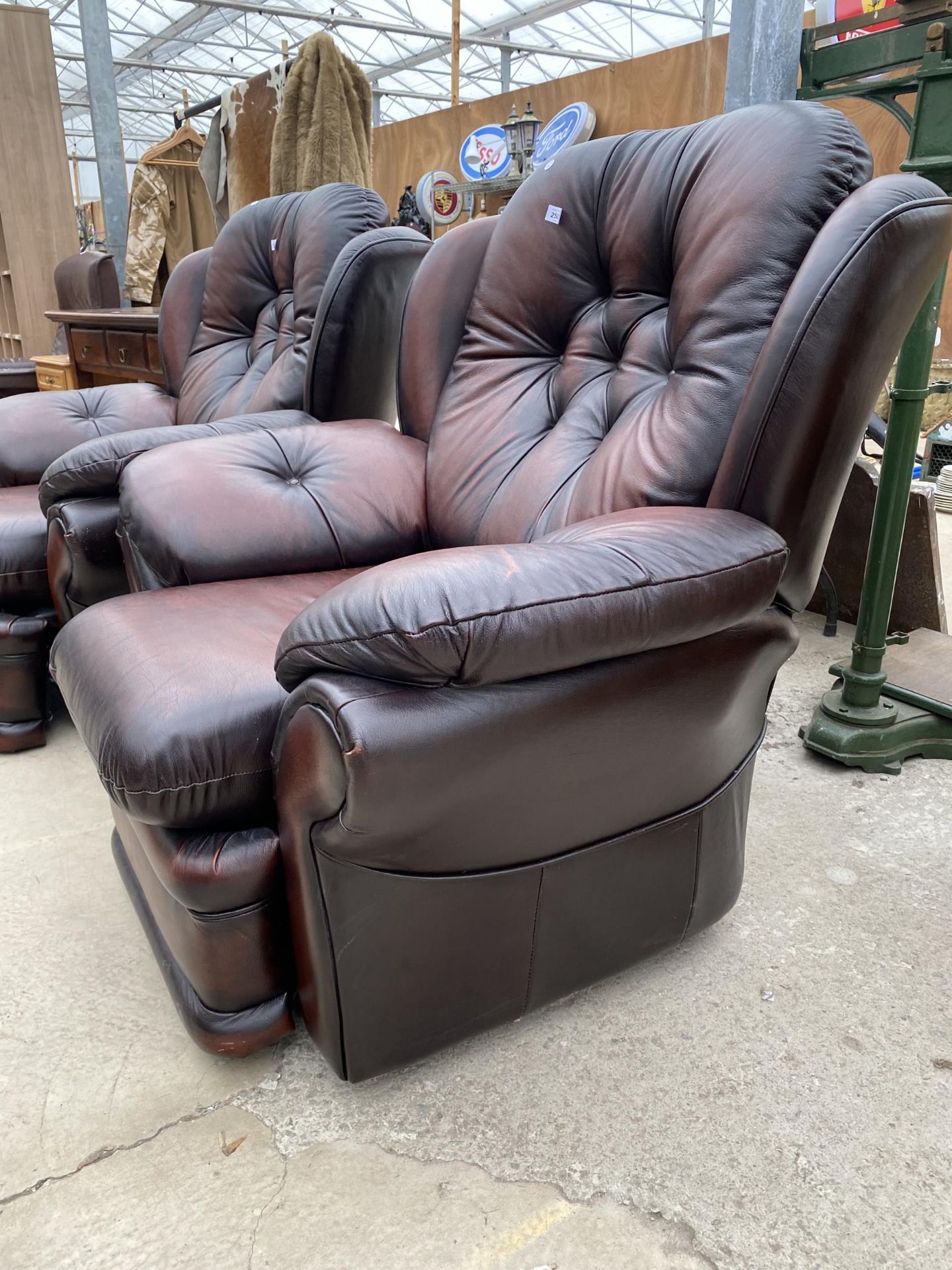 A MODERN SAXON LEATHER RECLINER CHAIR - Image 2 of 5