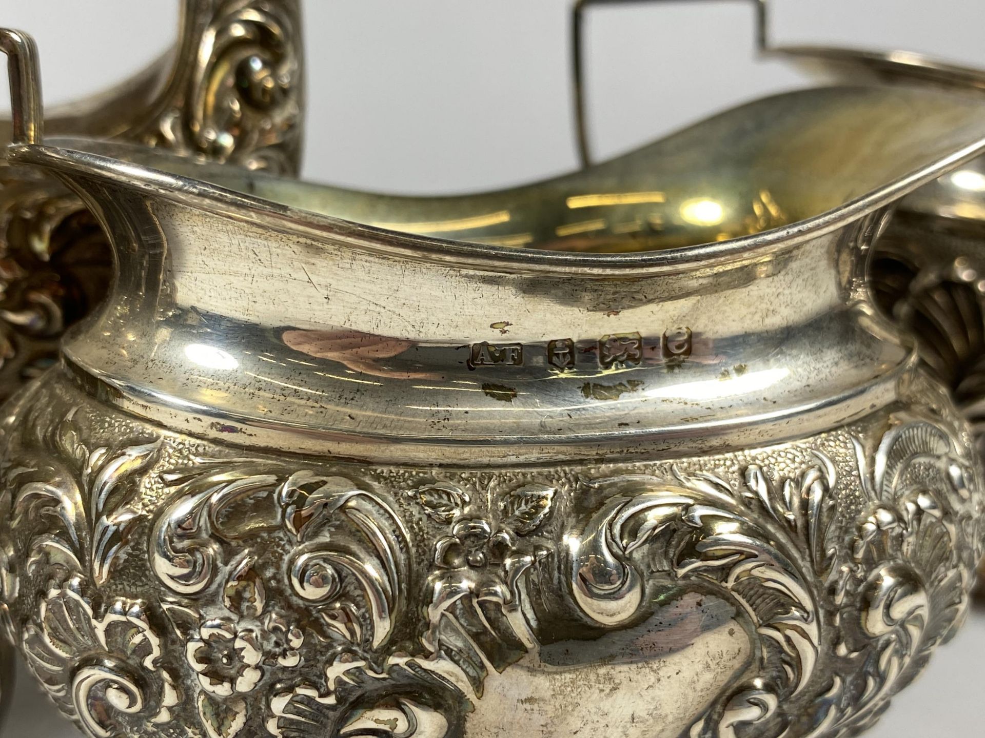 AN EDWARDIAN SILVER THREE PIECE TEA SET COMPRISING TEAPOT, SUGAR BOWL AND CREAM JUG, HALLMARKS FOR - Image 3 of 4