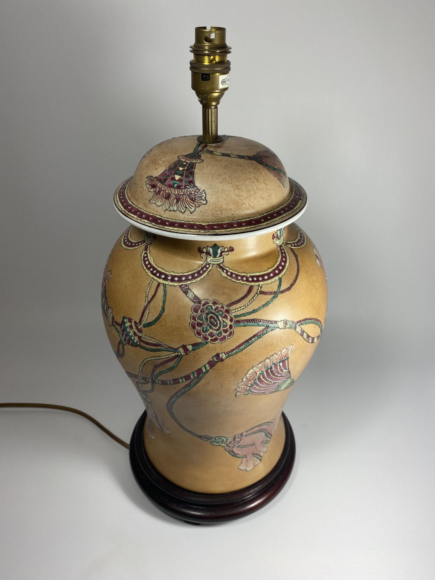 A LARGE ORIENTAL POTTERY TABLE LAMP WITH FLORAL DESIGN ON WOODEN BASE, HEIGHT APPROX 54CM - Image 4 of 5