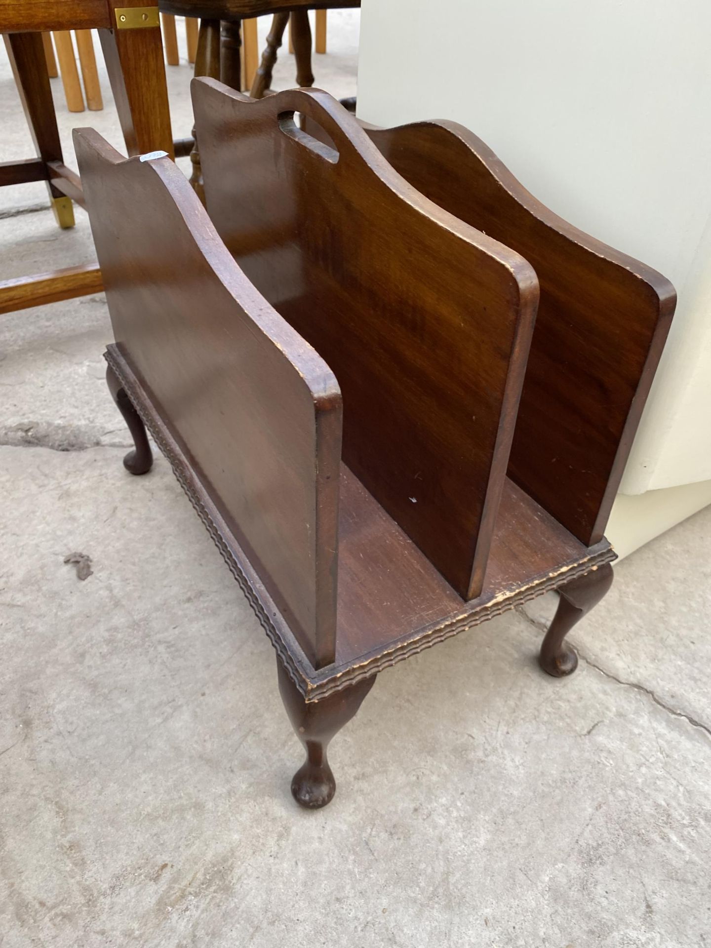 A MID 20TH CENTURY MAHOGANY TWO DIVISION MAGAZINE RACK ON CABRIOLE LEGS