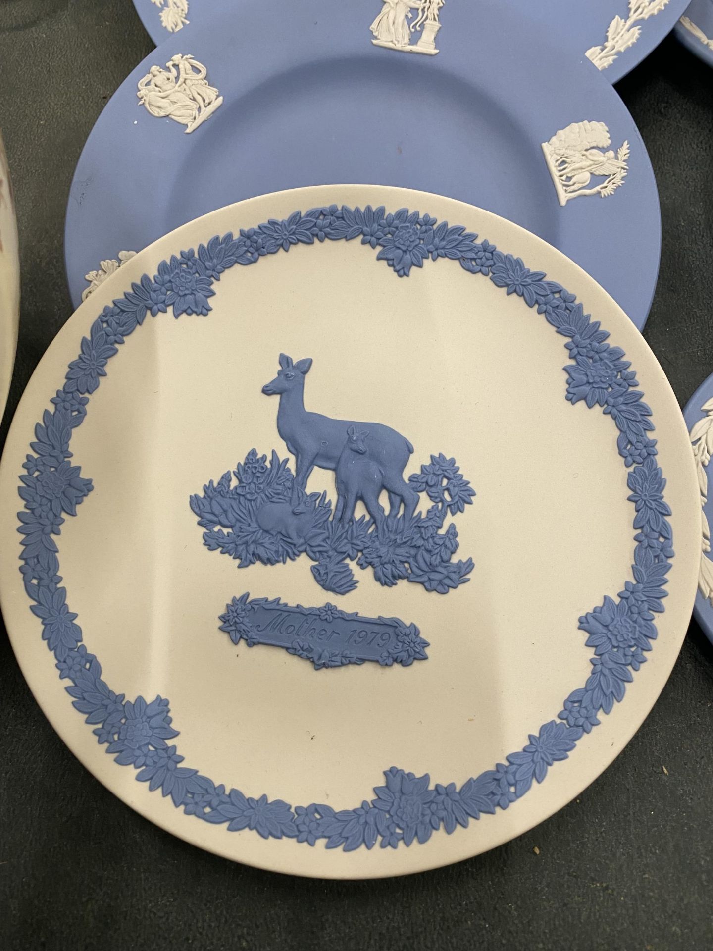 A COLLECTION OF WEDGWOOD JASPERWARE CABINET PLATES TO INCLUDE CHRISTMAS, THE SILVER JUBILEE, - Bild 3 aus 5