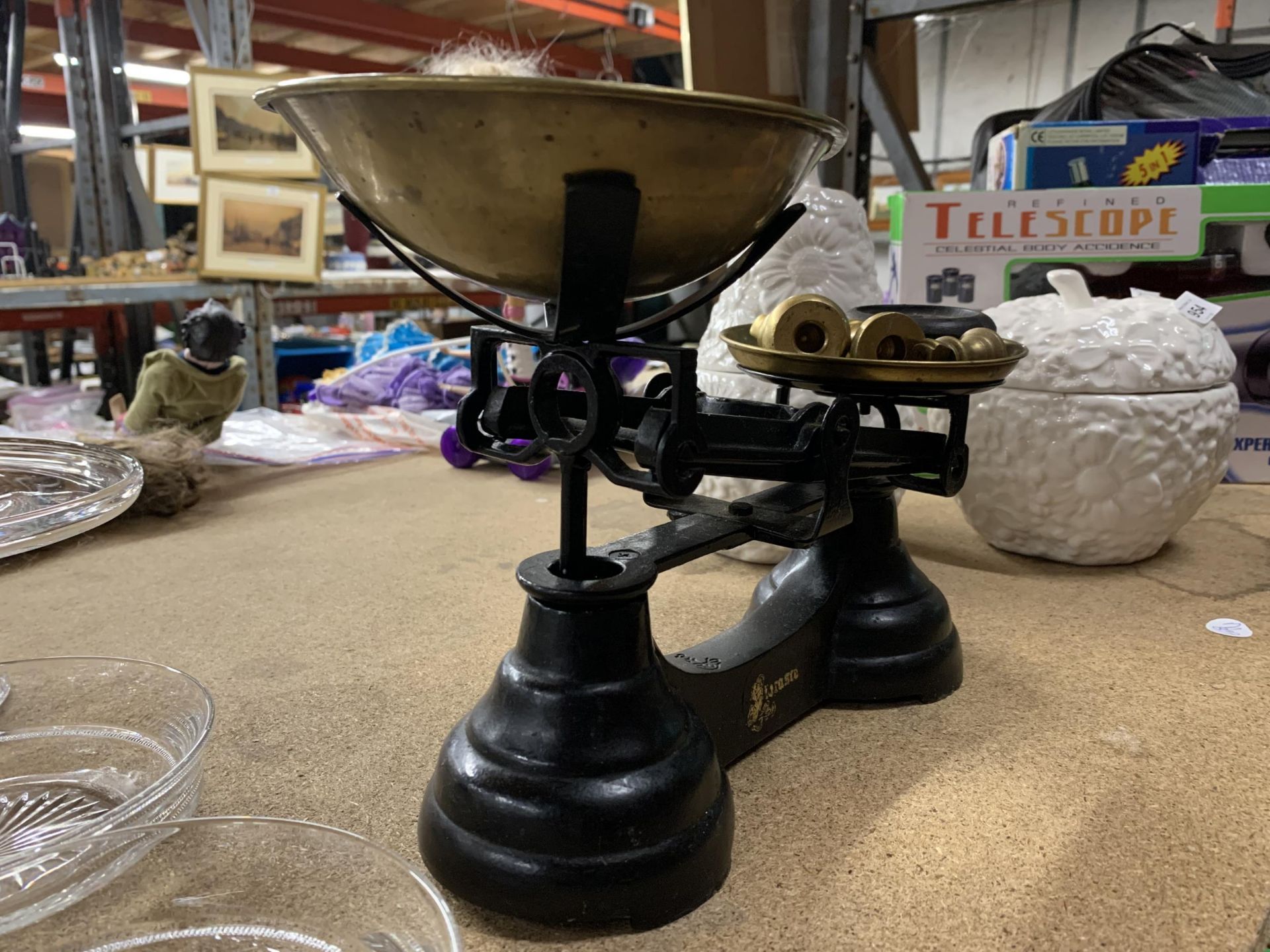 A SET OF CAST SCALES WITH BRASS PAN AND WEIGHTS - Bild 3 aus 5