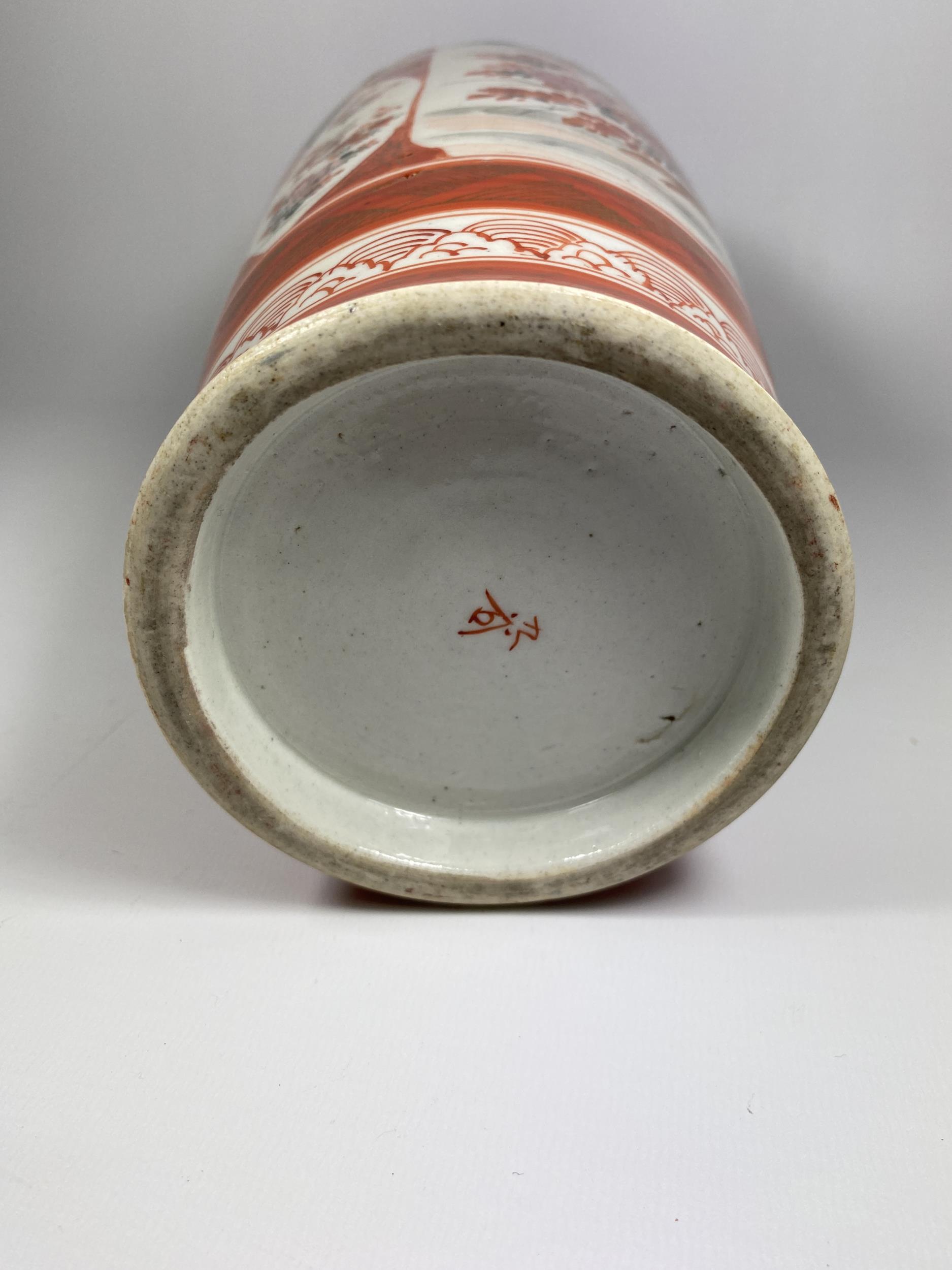 A LARGE JAPANESE KUTANI WARE VASE WITH TEMPLE FIGURAL TEMPLE DESIGN, CHARACTER MARKS TO BASE, HEIGHT - Image 5 of 5