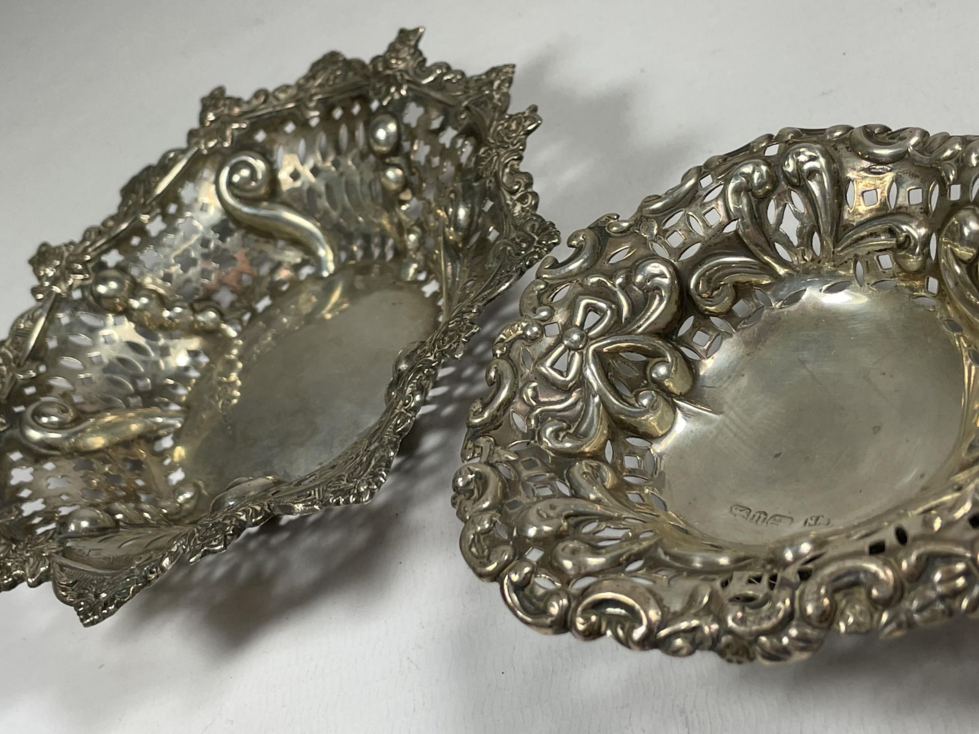 TWO HALLMARKED SILVER PIERCED DESIGN PIN DISHES, ONE CHESTER, ONE BIRMINGHAM, TOTAL WEIGHT 93G - Image 3 of 5
