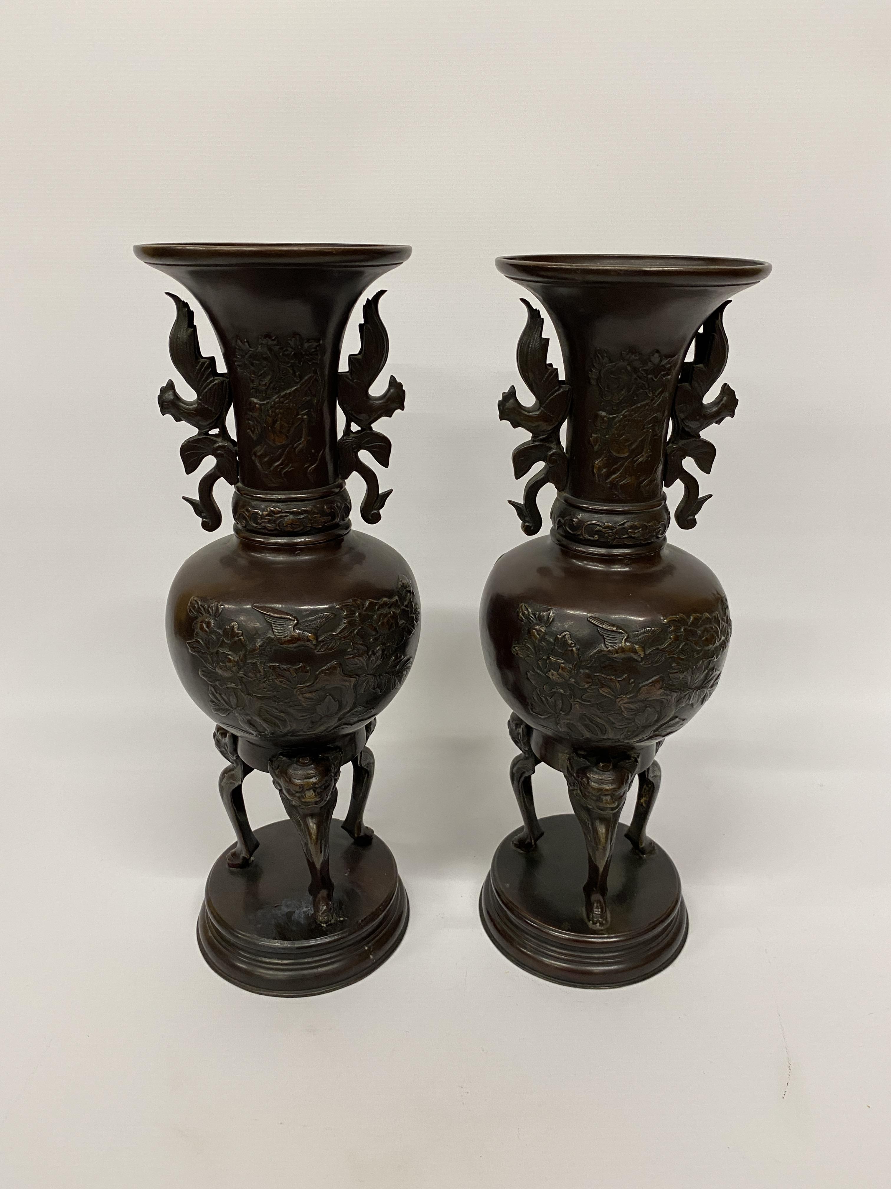 A PAIR OF LARGE JAPANESE MEIJI PERIOD (1868-1912) BRONZE VASE WITH TRIPOD LEGS ON BASE, HEIGHT 43CM