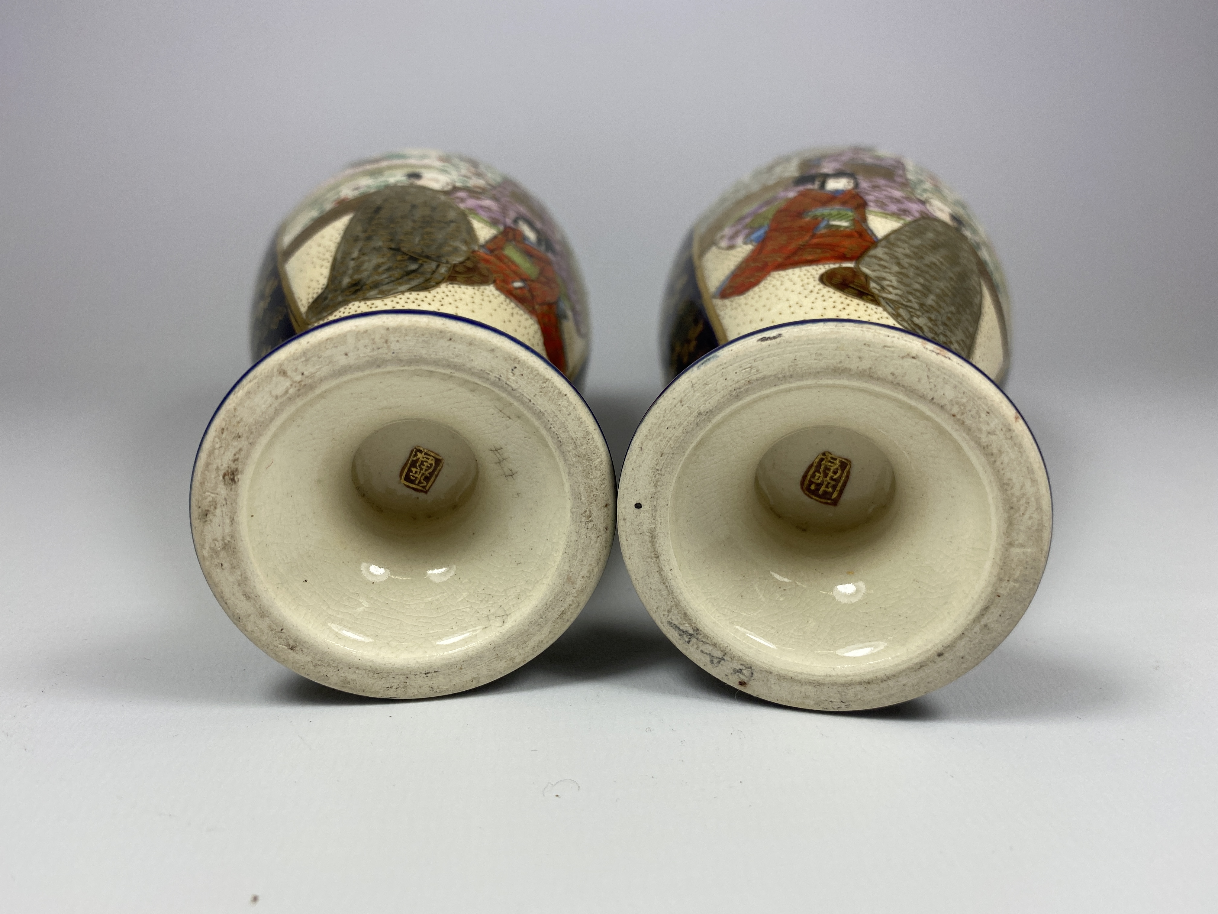 A PAIR OF JAPANESE SATSUMA MEIJI PERIOD (1868-1912) POTTERY VASES, HEIGHT 18CM - Image 4 of 5