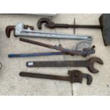 AN ASSORTMENT OF TOOLS TO INCLUDE A PIPE BENDER, TWO SETS OF STILSENS AND A LARGE SPANNER ETC