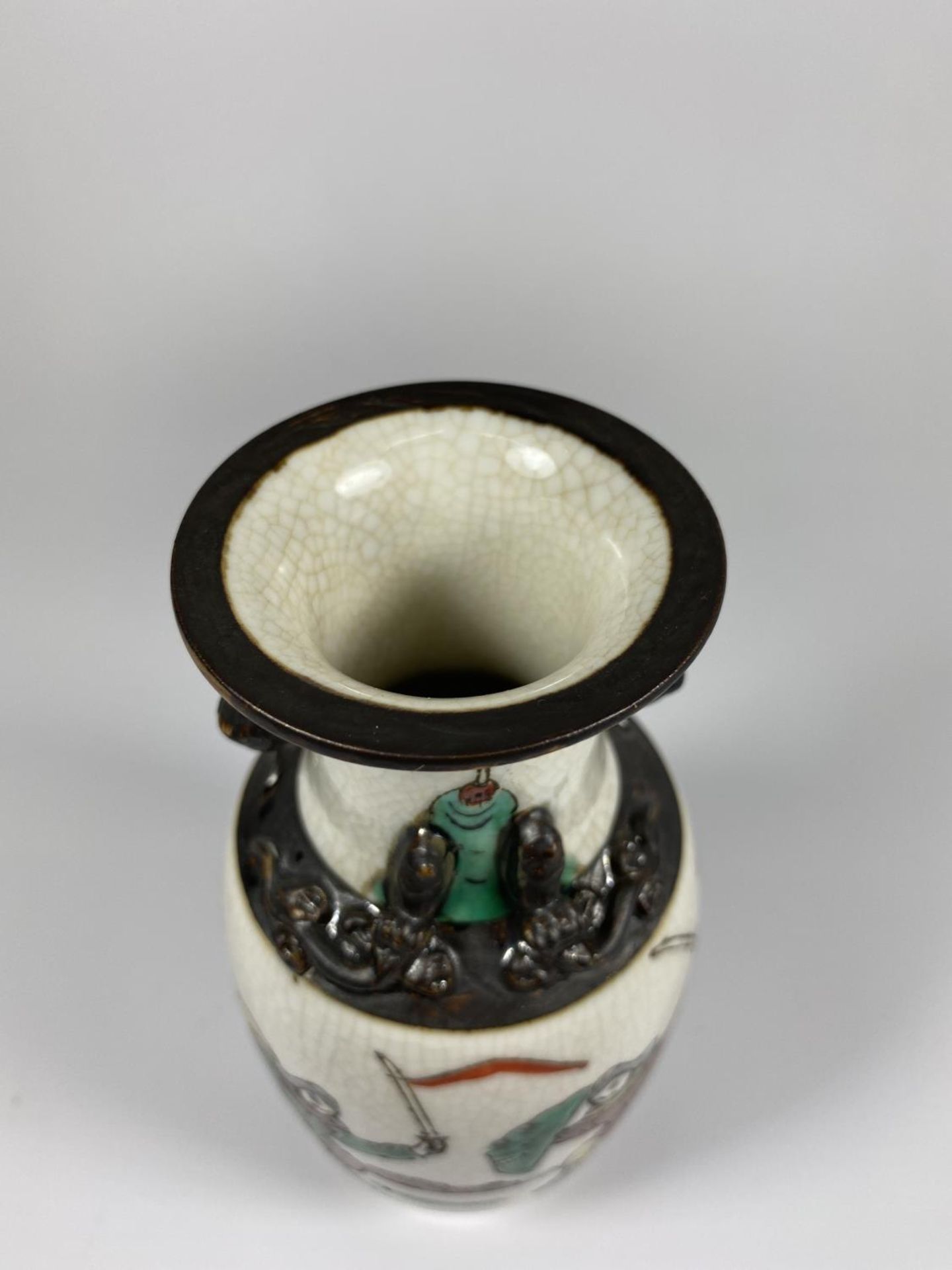 A CHINESE CRACKLE GLAZE VASE WITH WARRIOR DESIGN, SEAL MARK TO BASE, HEIGHT 15CM - Image 2 of 5