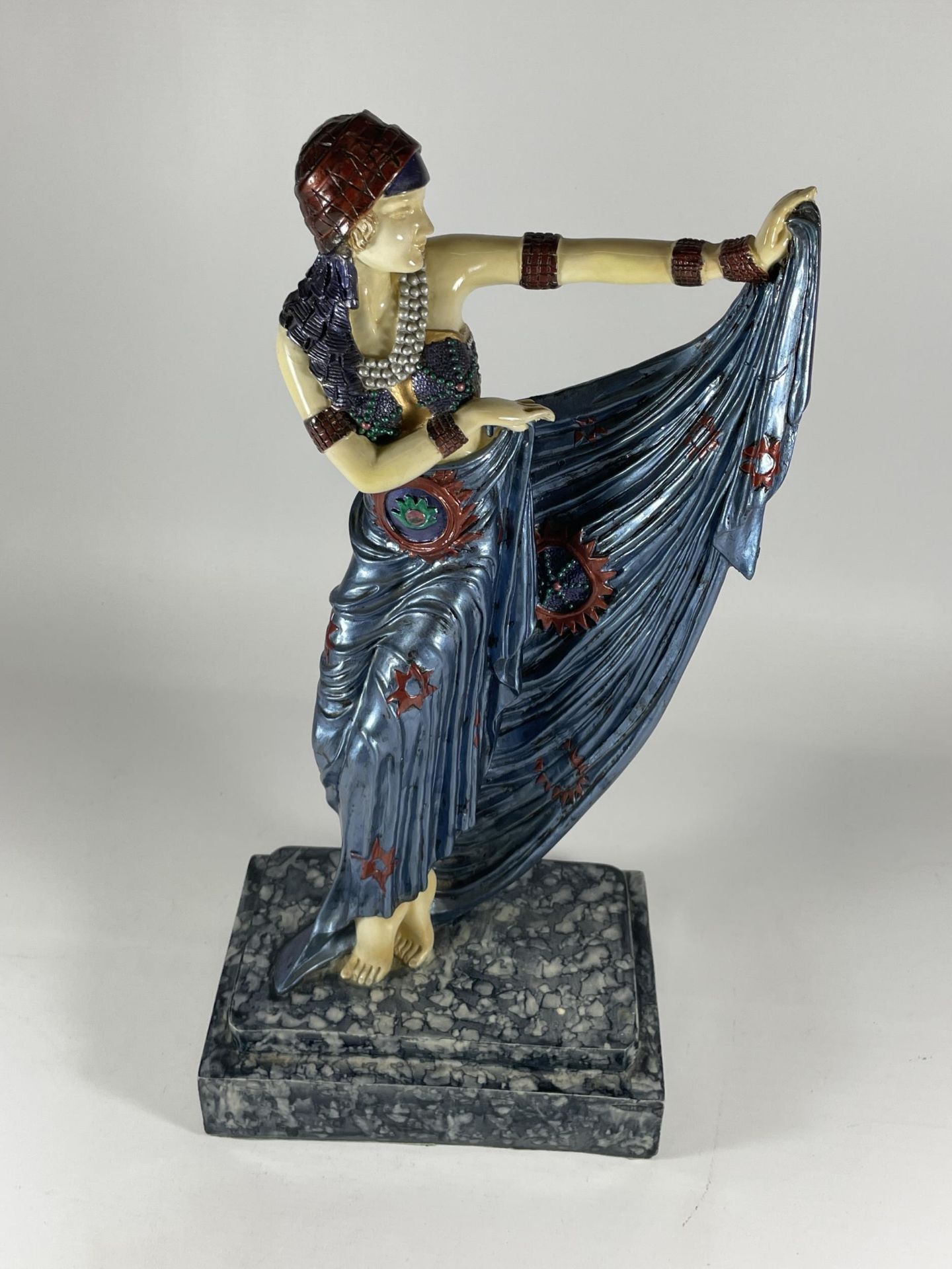 A LARGE FIGURE OF A 1920'S LADY ON A MARBLE EFFECT PLINTH HEIGHT 41CM