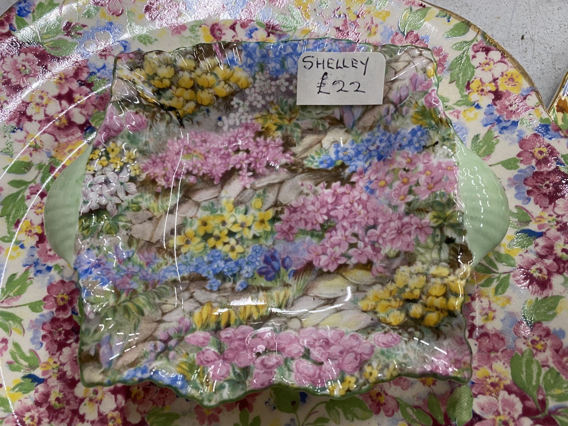 A QUANTITY OF 'CHINTZ' TO INCLUDE VARIOUS SIZED PLATES, A BOWL, TOAST RACK, EGG CUP AND PEPPER POT - Image 2 of 6