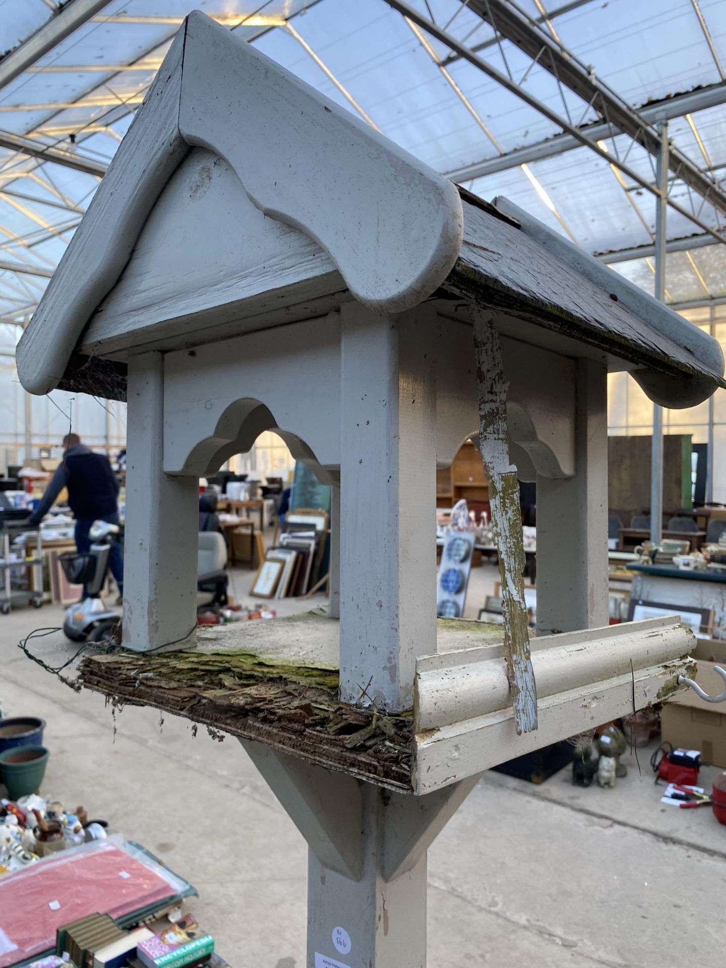 A WOODEN BIRD TABLE WITH SLATE ROOF - Image 4 of 5