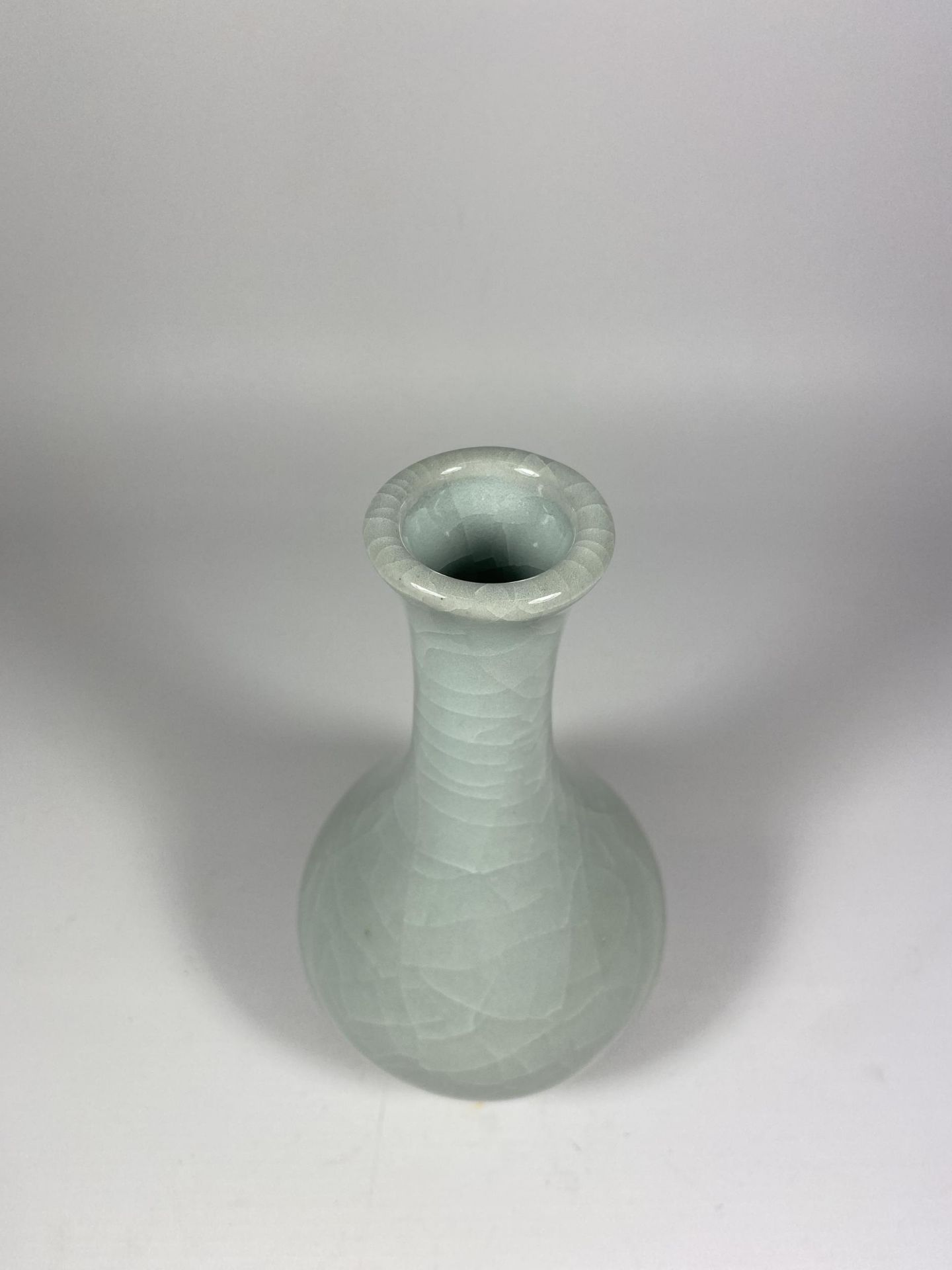 A CHINESE CELADON GROUND PORCELAIN BOTTLE VASE ON CARVED WOODEN STAND, HEIGHT OF VASE 18CM - Image 3 of 6