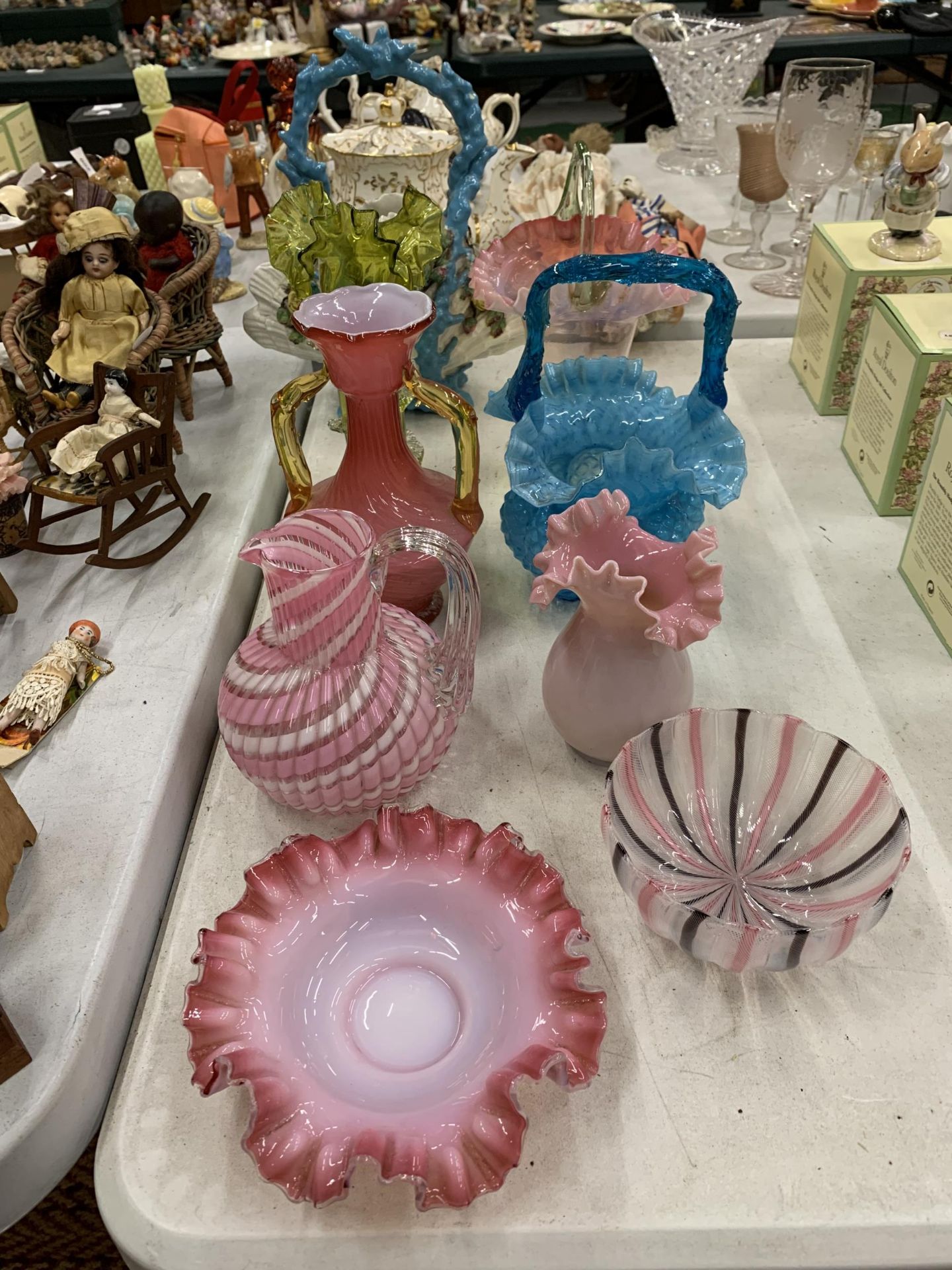 A QUANTITY OF COLOURED VINTAGE GLASS TO INCLUDE VASELINE GLASS, CANDY SWIRLS, GREEN, BLUE, ETC, SOME