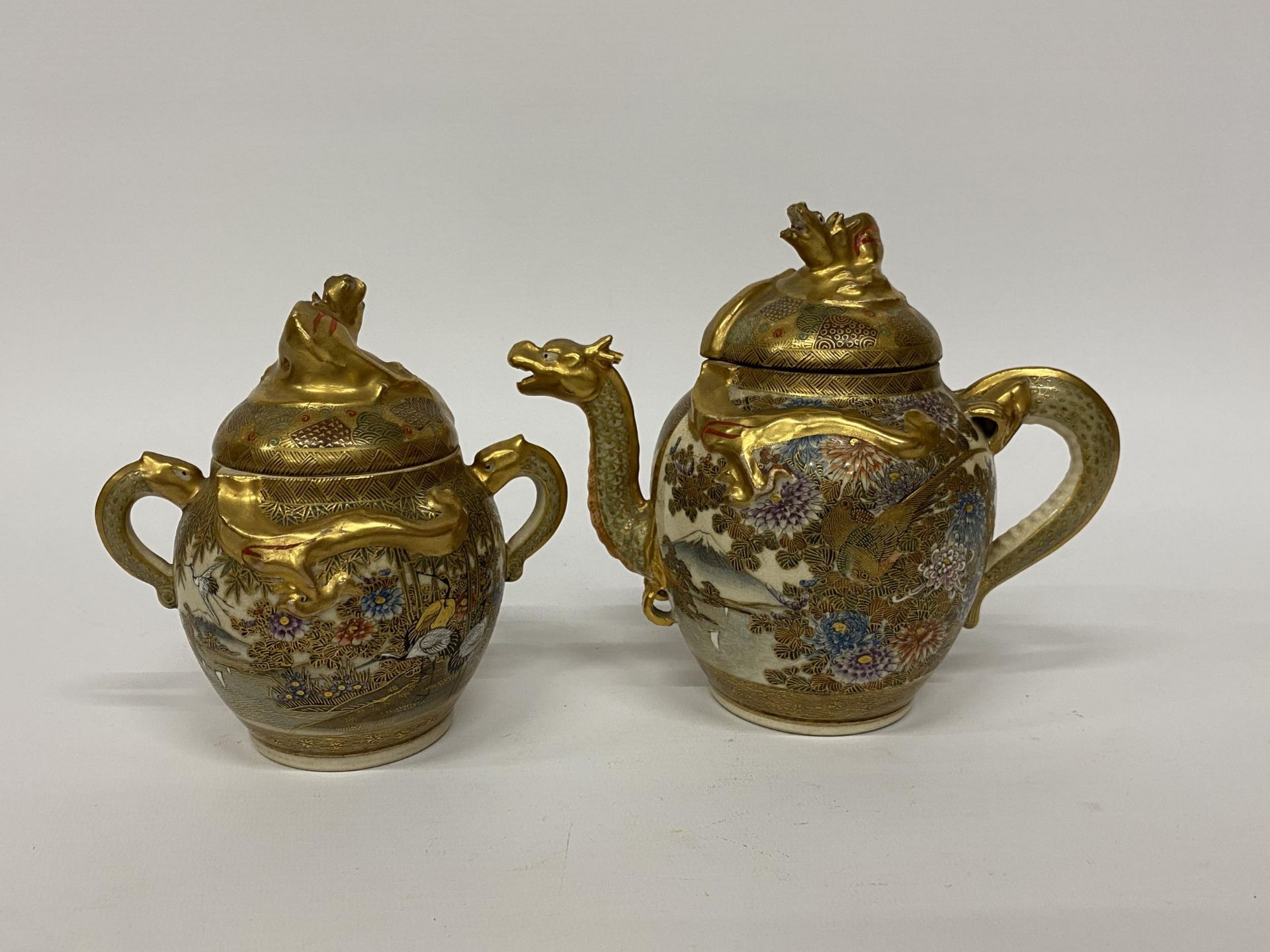 A C.1920 JAPANESE SATSUMA HAND PAINTED DRAGON DESIGN TEAPOT TOGETHER WITH MATCHING SUGAR BOWL (SUGAR