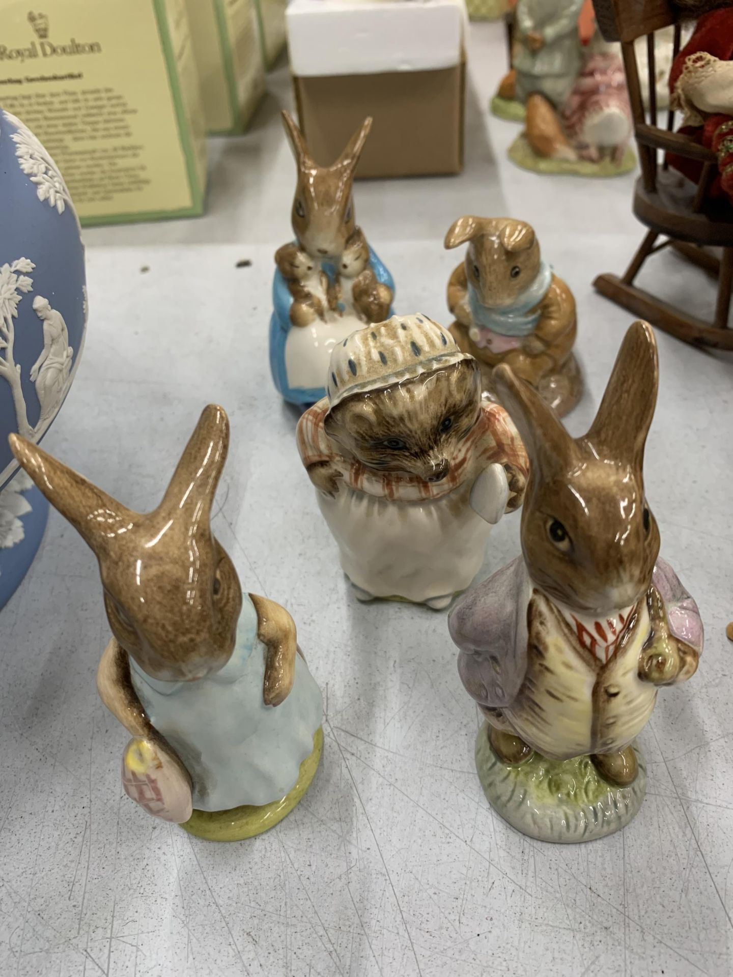 FOUR BESWICK BEATRIX POTTER FIGURES TO INCLUDE MR BENJAMIN BUNNY, MRS FLOPSY BUNNY, OLD MR BOUNCER