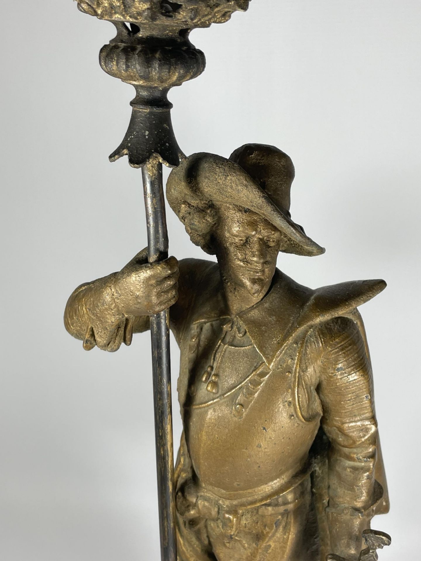 A LARGE SPELTER LAMP BASE MODELLED AS A SWORDSMAN, HEIGHT 59CM - Image 2 of 3