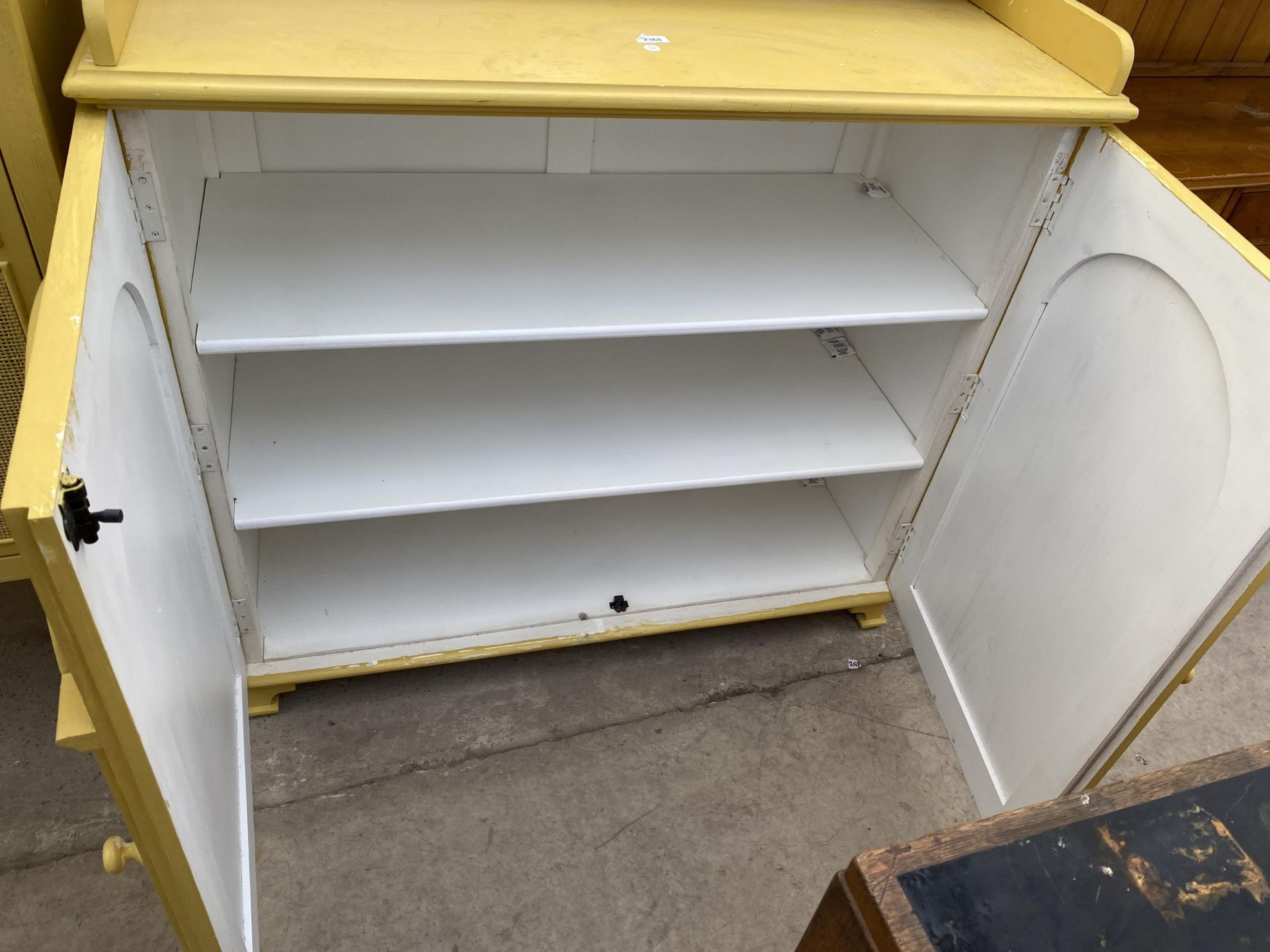 A MODERN YELLOW CUPBOARD WITH ARCHED DOORS, GALLERY BACK WITH SHELF, 45" WIDE - Image 3 of 3