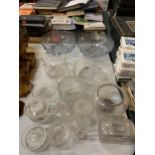 LARGE QUANTITY OF GLASSWARE TO INCLUDE BOWLS, DECANTER ETC