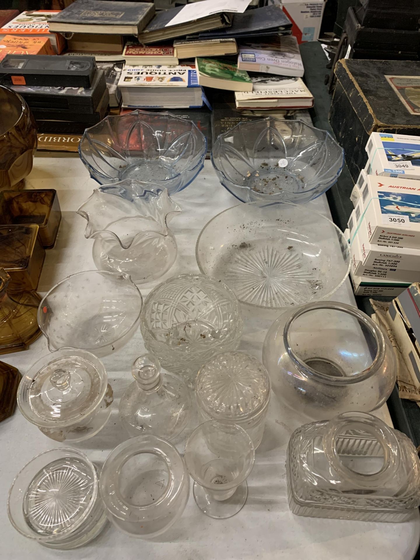 LARGE QUANTITY OF GLASSWARE TO INCLUDE BOWLS, DECANTER ETC