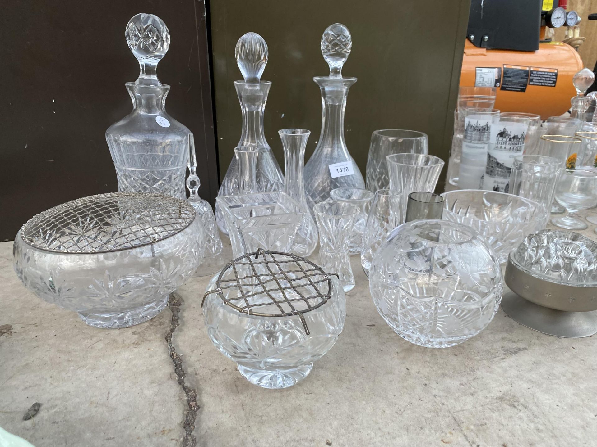 AN ASSORTMENT OF GLASS WARE TO INCLUDE DECANTORS, VASES AND BOWLS ETC - Image 3 of 3