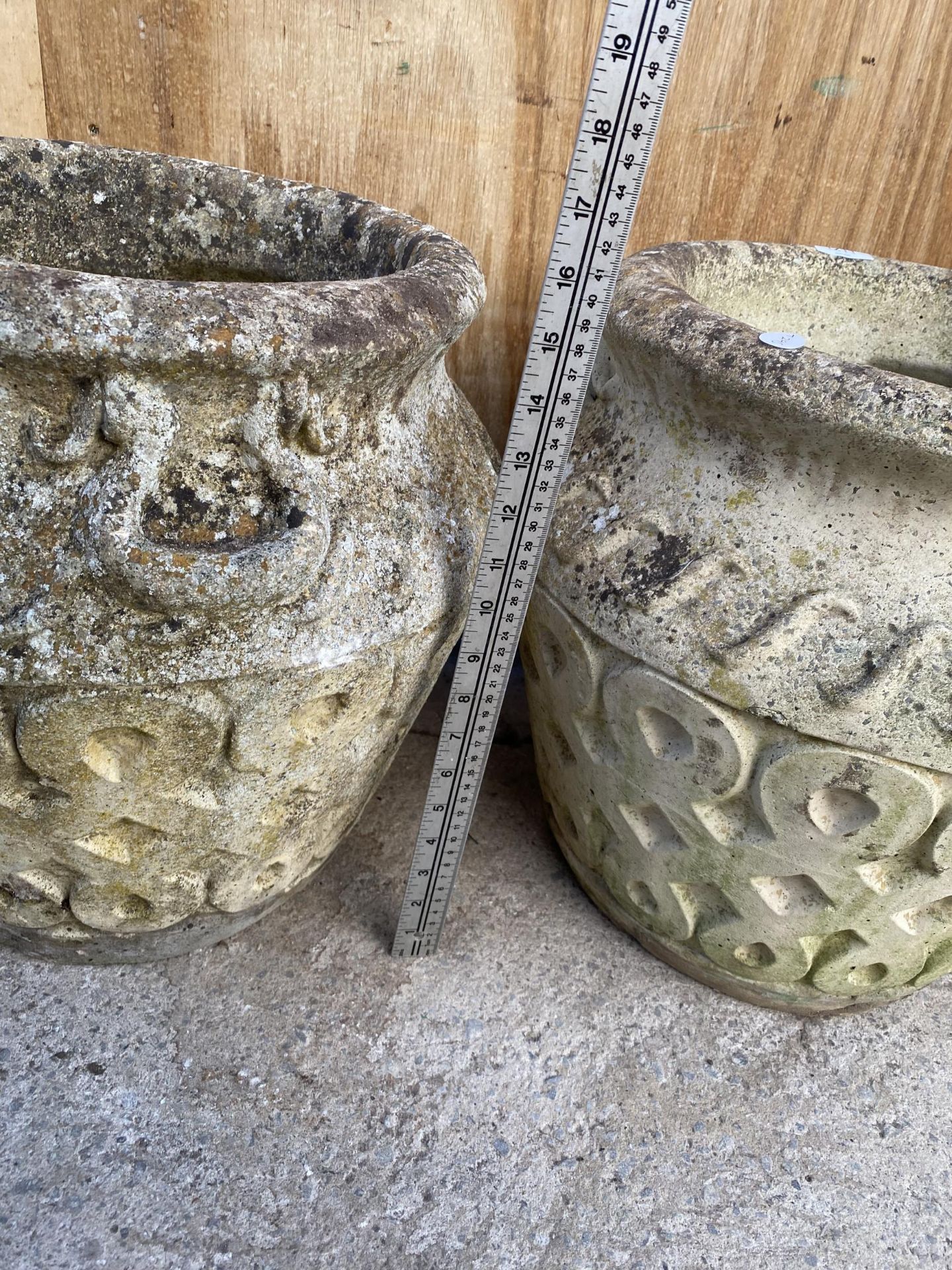 A PAIR OF RECONSTITUTED STONE PLANTERS (H:39CM) - Image 3 of 5