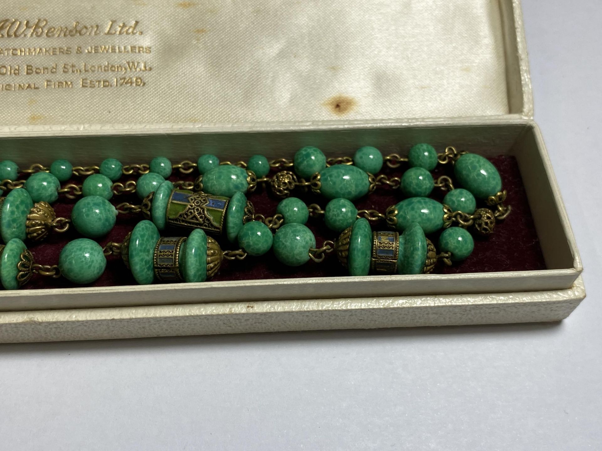 A BOXED ORIENTAL GREEN HARDSTONE NECKLACE - Image 4 of 4