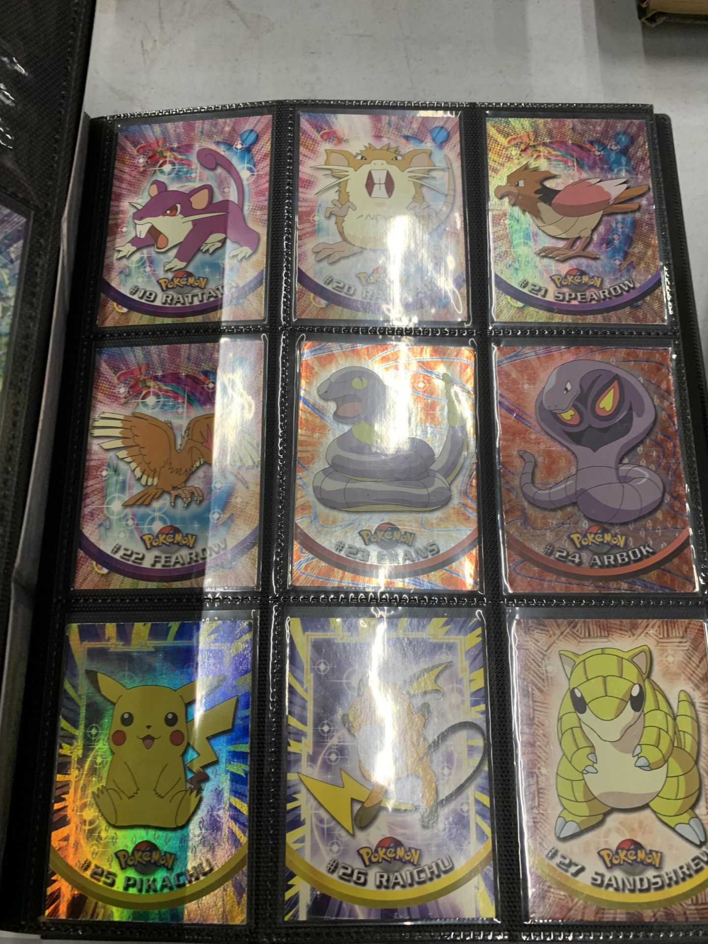 A FOLDER OF POKEMON CARDS TO INCLUDE 1999 BASE SET, TOPPS SERIES 1 INCLUDING CHARIZARD AND HOLOS - Image 5 of 5