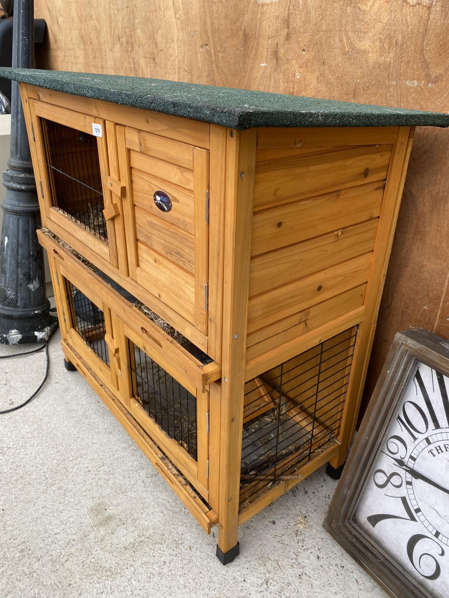 A WOODEN TWO TIER RABBIT HUTCH - Image 3 of 6