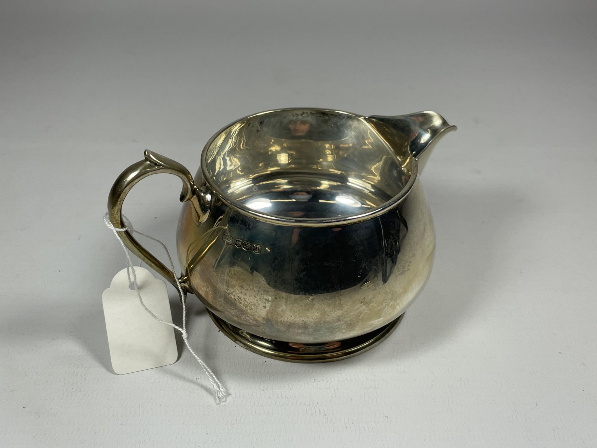 A GEORGE V SILVER CREAM JUG, HALLMARKS FOR SHEFFIELD, 1937 - Image 3 of 5