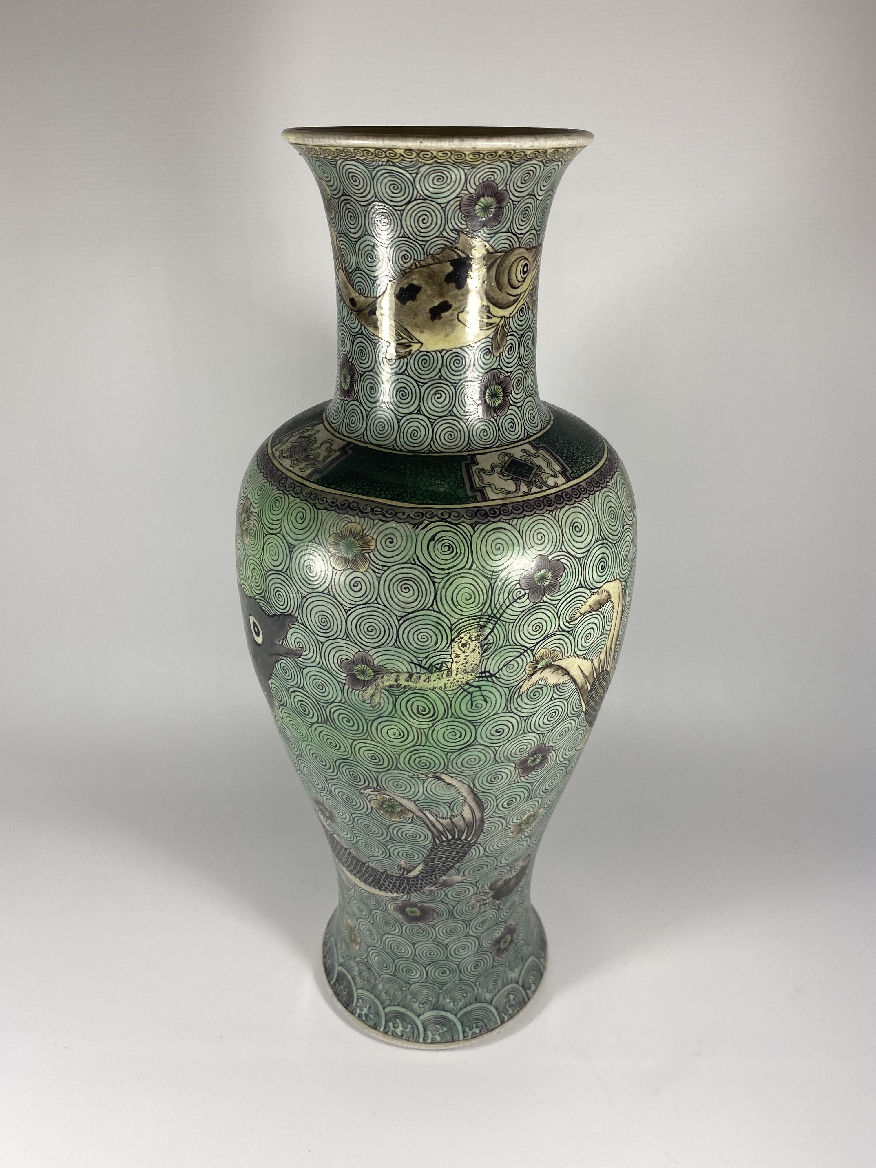 A LARGE MID 19TH CENTURY CHINESE BALUSTER FORM VASE WITH ENAMEL FISH ON A GEOMETRIC CIRCLES - Image 4 of 9