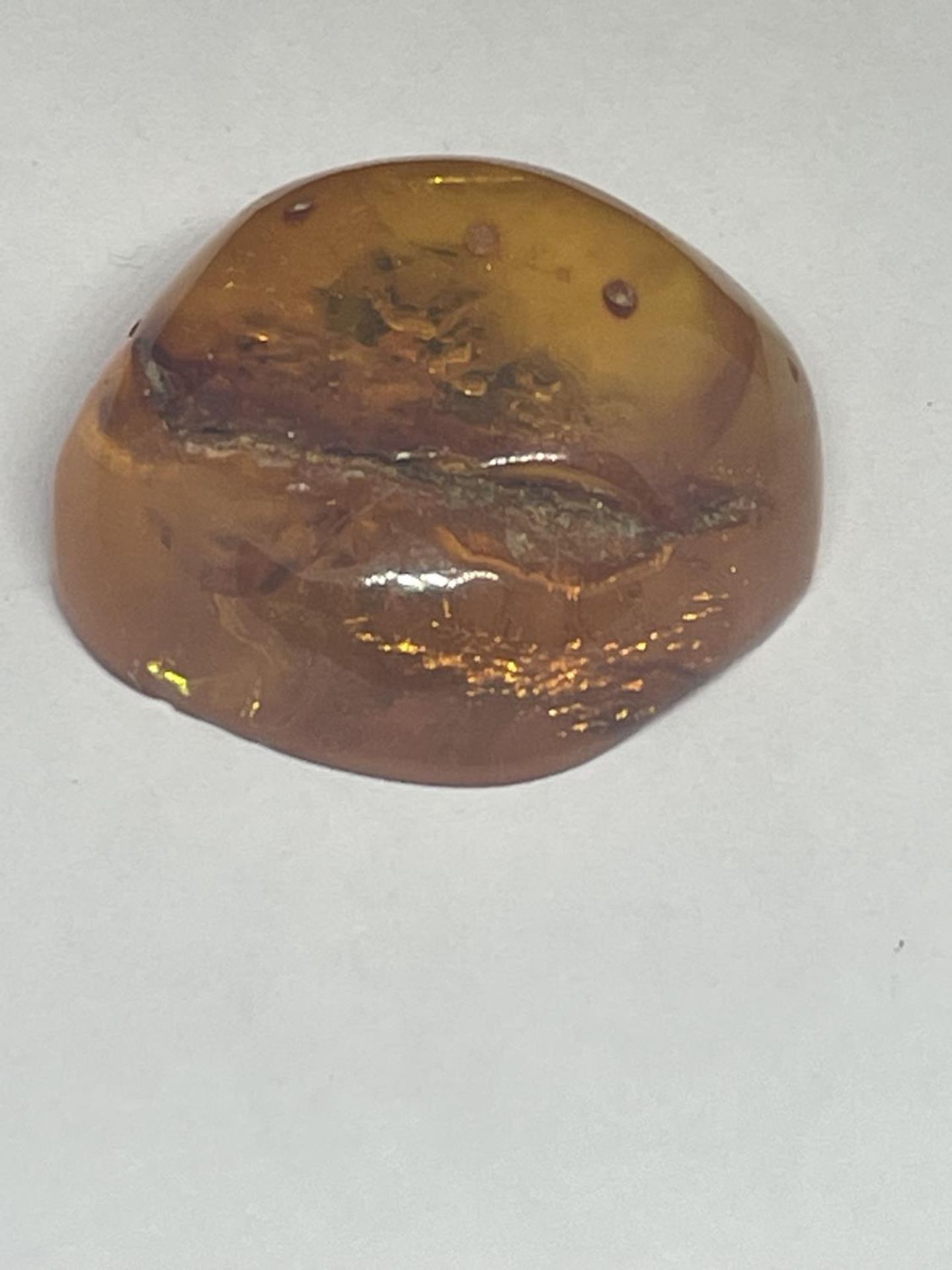 A LARGE PIECE OF AMBER APPROXIMATLEY 4CM X 3.5CM