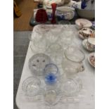 A QUANTITY OF GLASSWARE TO INCLUDE DESSERT BOWLS, GLASSES, VASE, JUG, ETC